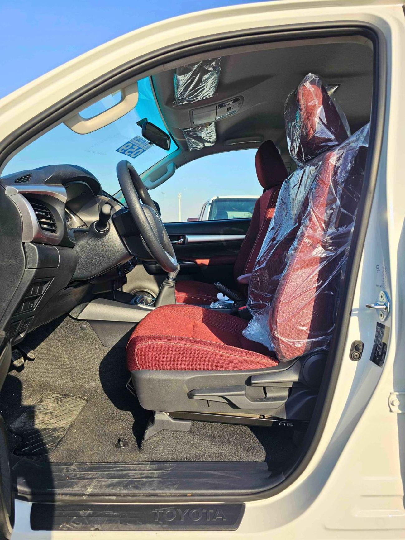 تويوتا هيلوكس SR5 FULL OPTION / M/T / 2.7L V4 PETROL /  DVD REAR CAMERA / 4WD (CODE # SR5)