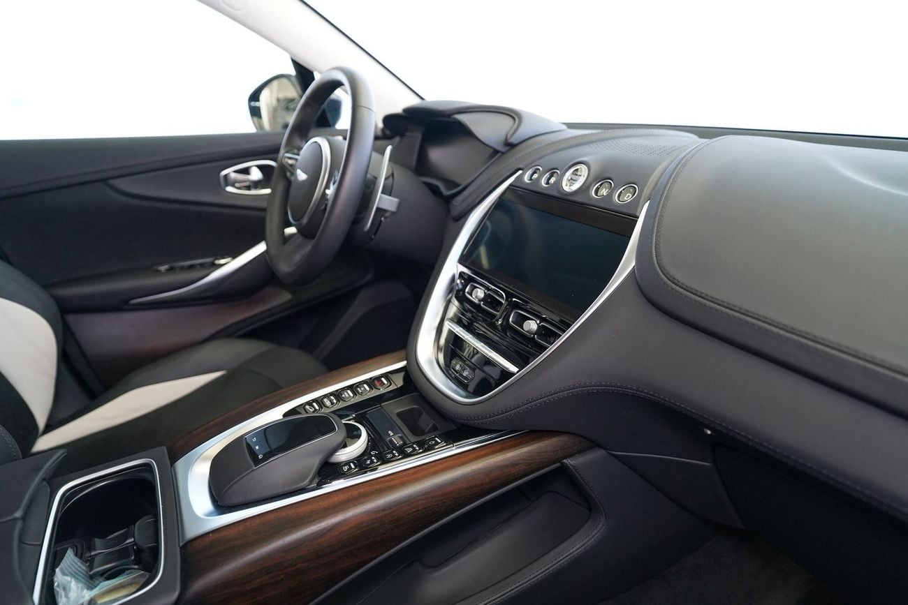 Aston Martin DBX 550