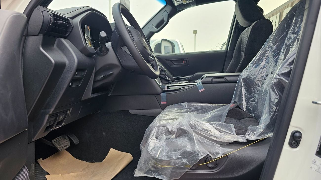 تويوتا لاند كروزر GXR WHITE-BLACK ELECTRIC DRIVER SEATS