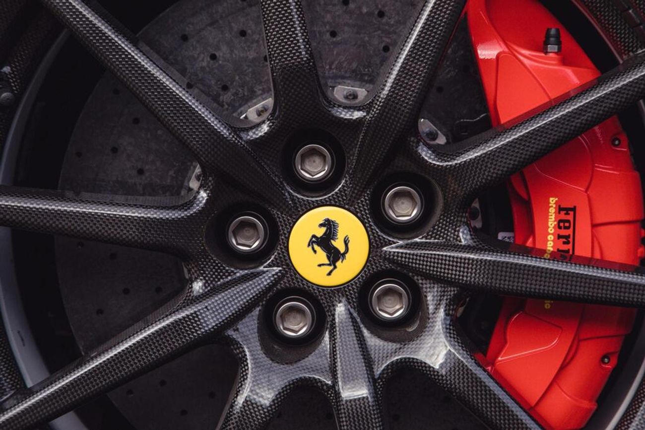 فيراري SF90 سبيدر 4.0T V8 7.9kWh F1 DCT 4WD Euro 6 (s/s) 2dr ( EXPORT ONLY)