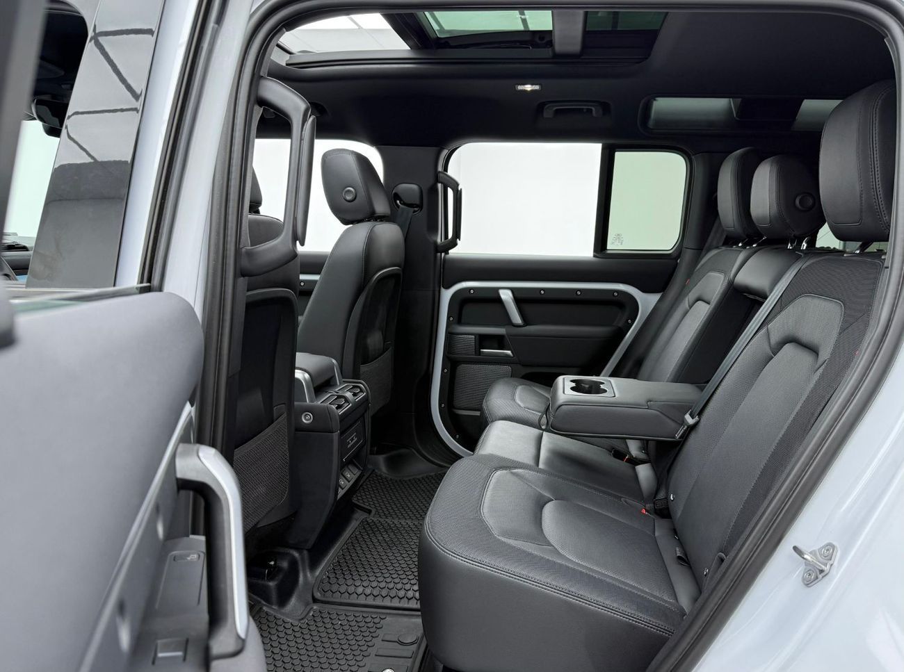 لاند روفر ديفندر P400 110 X-Dynamic SE 3.0L (5 Seater) 2023 Land Rover Defender P400 X-Dynamic SE, Warranty, Full Ser