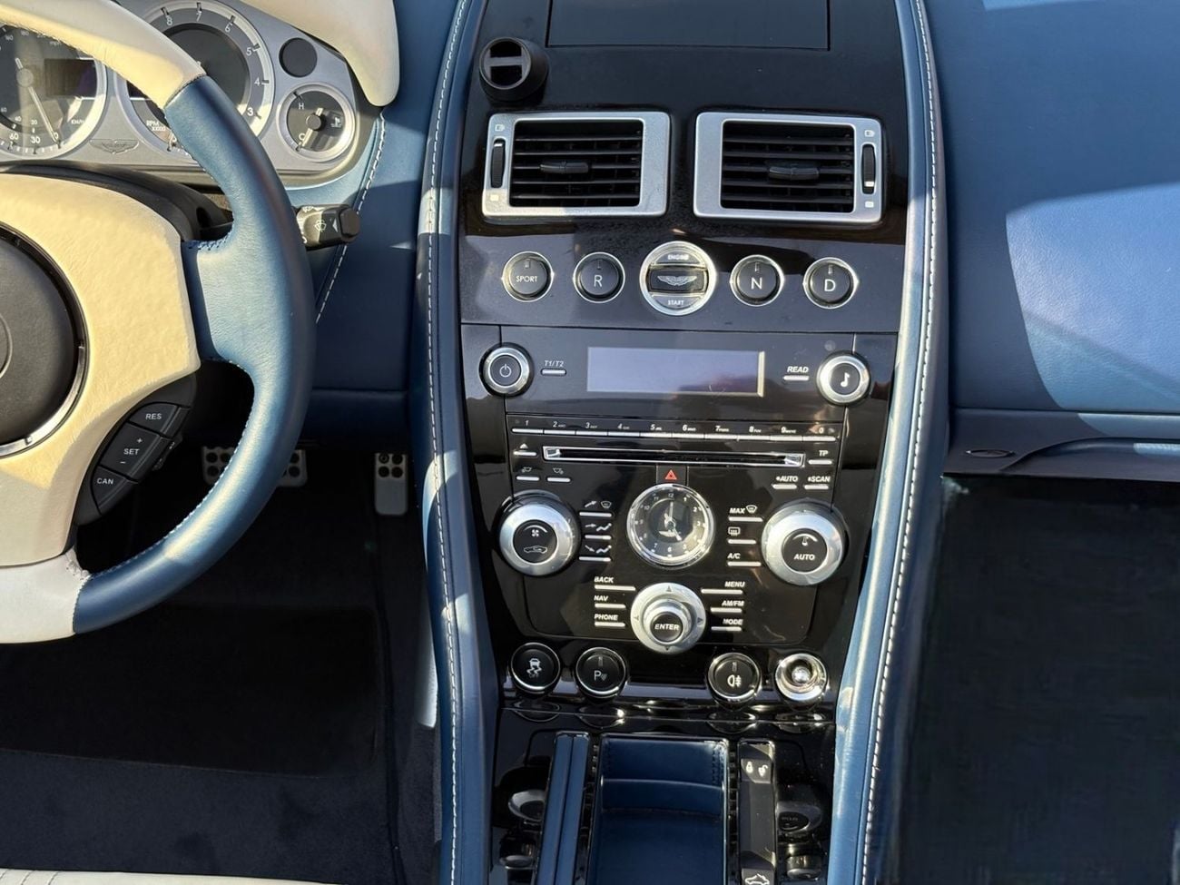 Aston Martin Vantage ASTON MARTIN VANTAGE S Cabriolet | 4.7L V8 | 2014 | GCC SPECS