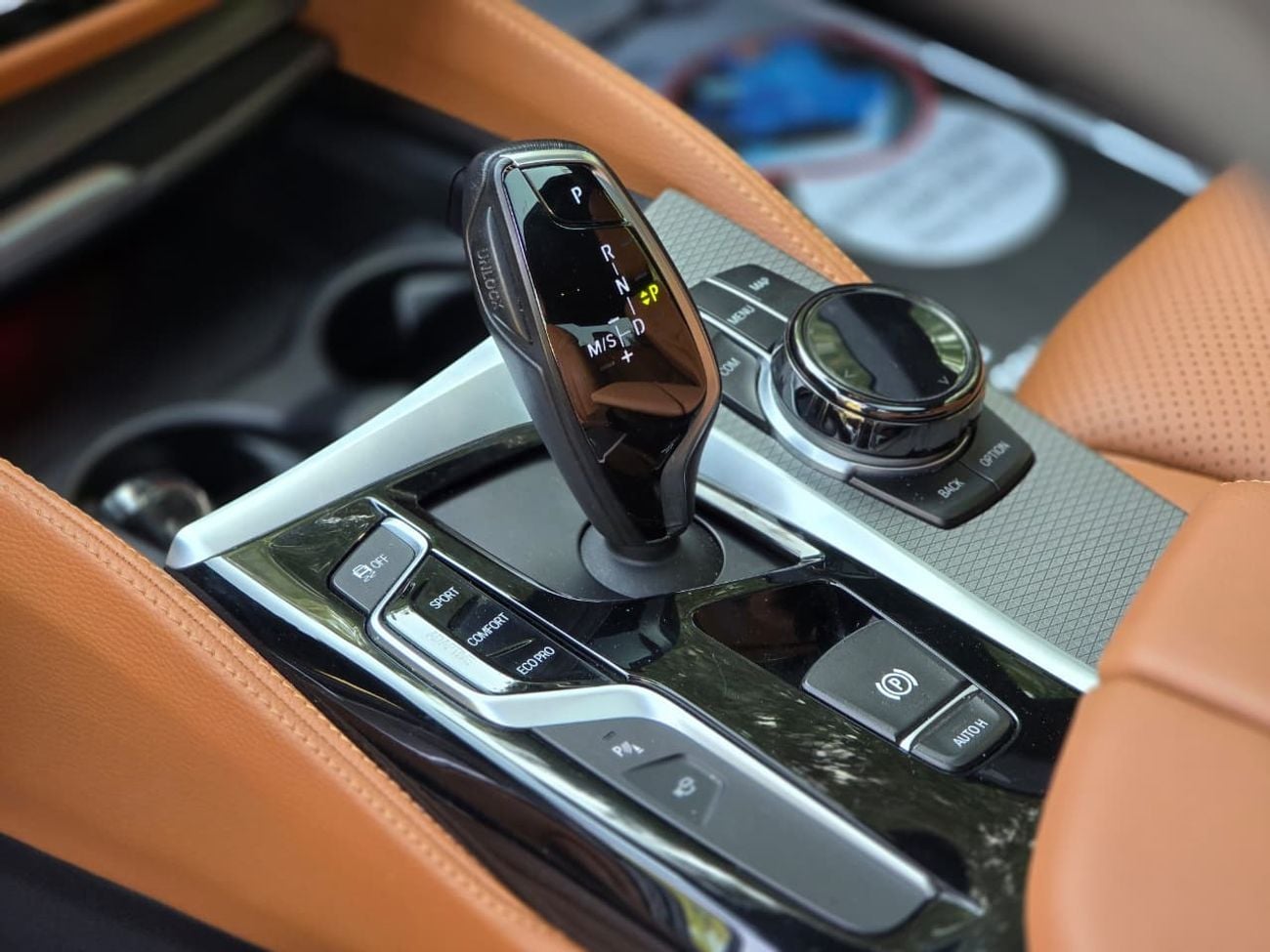 بي أم دبليو M550i Std 4.4L