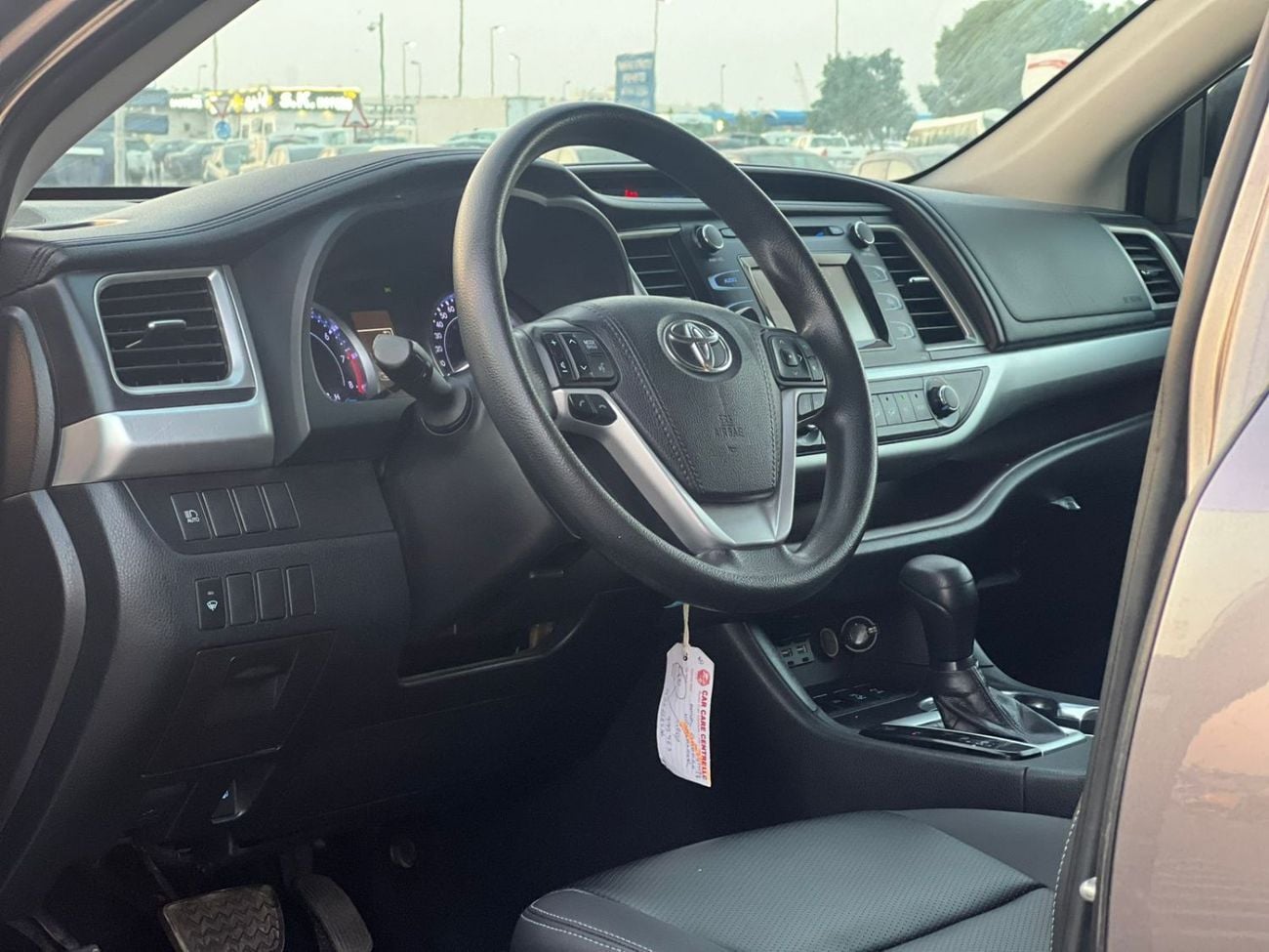 Toyota Highlander LE (NON GCC) 2019 Toyota Highlander 3.5L V6 - AWD 4x4 - Rear Camera - Leather seat 7 -