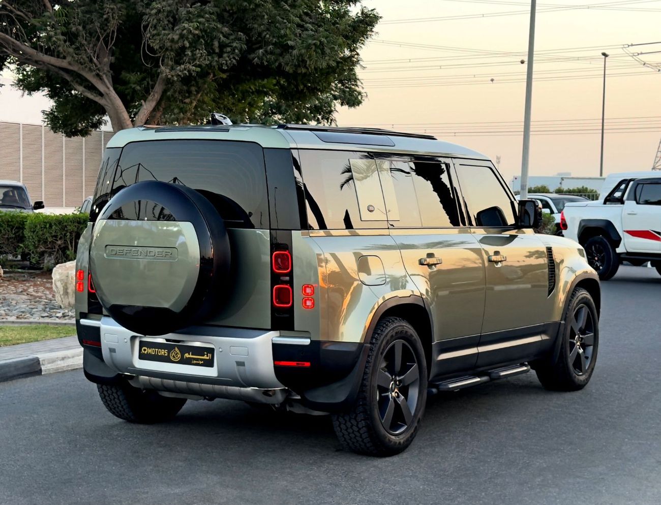 Land Rover Defender P300 110 2.0L (5 Seater) 2024 Land Rover Defender SE P300 (D110), Dealer Warranty, GCC Specification