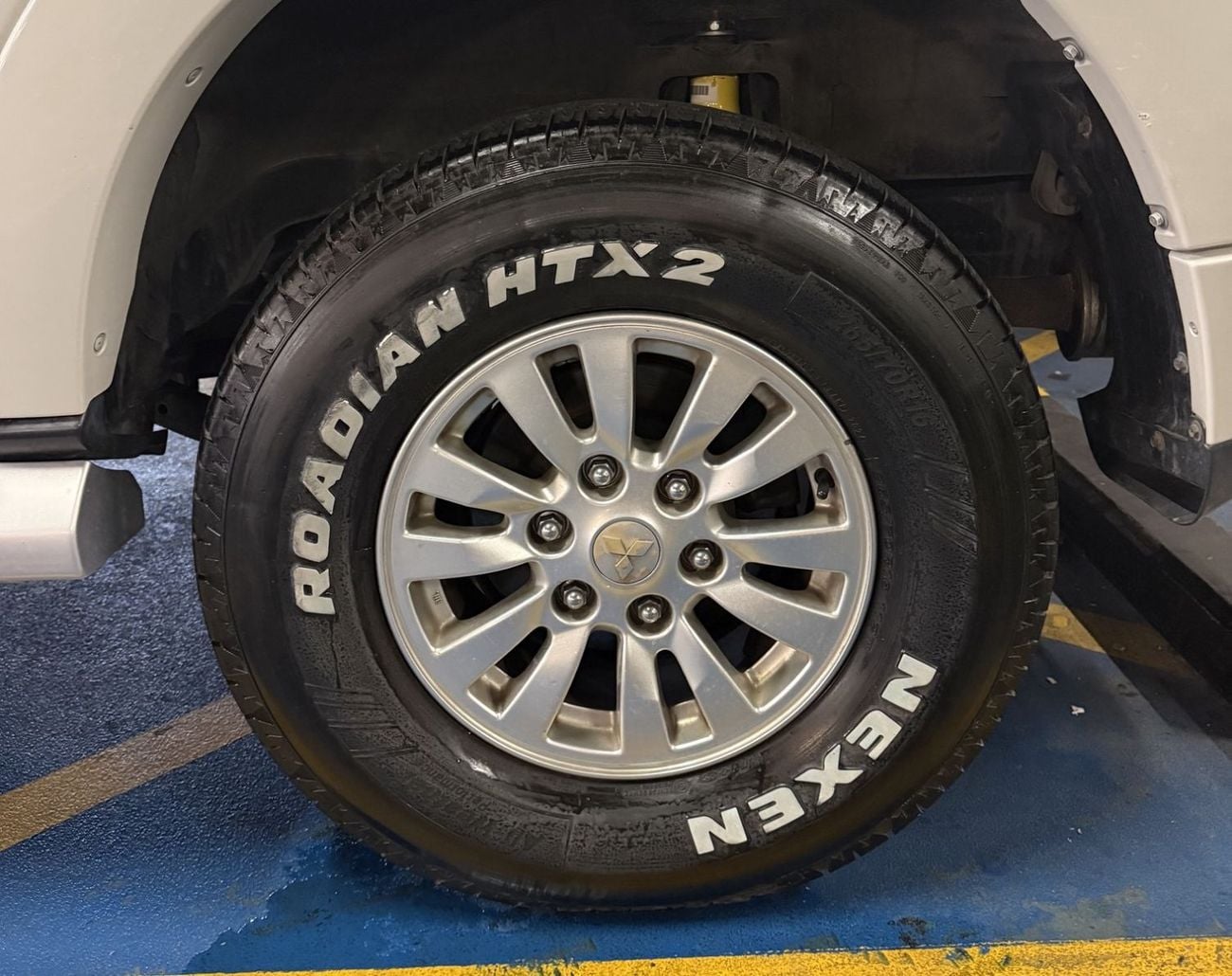 Mitsubishi Pajero GLS Mitsubishi Pajero / Shogun / Montero 2014 GCC specs