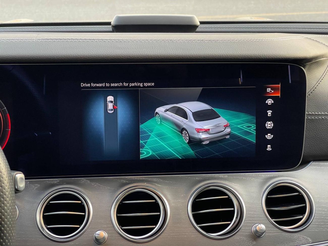 مرسيدس بنز E 350 عداد كيلومترات منخفض / كاميرا 360 درجة / رادار / شاشة عرض كاملة للوحة القيادة / نظام كشف النقطة العم