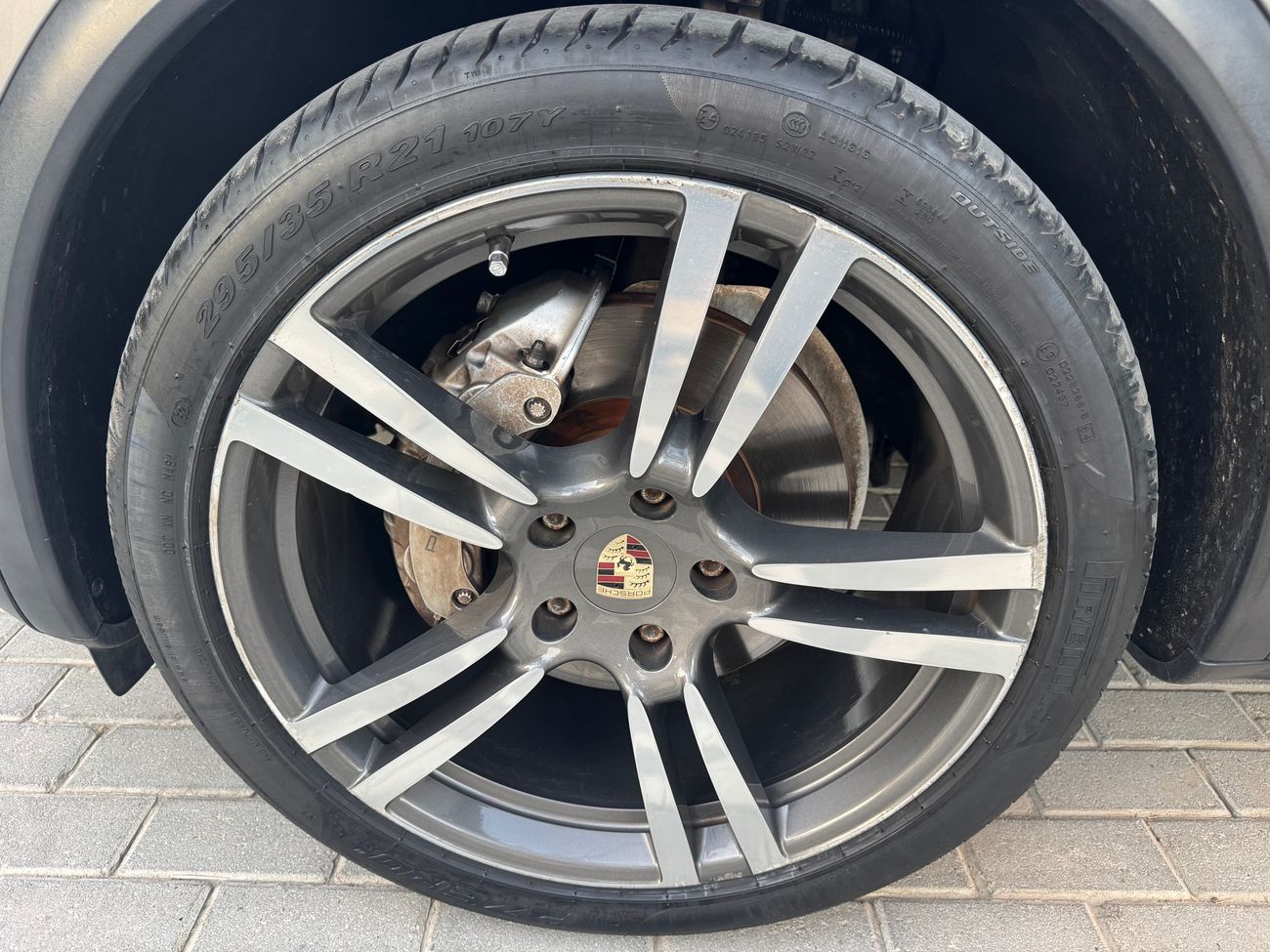 Porsche Cayenne S V8 Platinum edition (GCC)