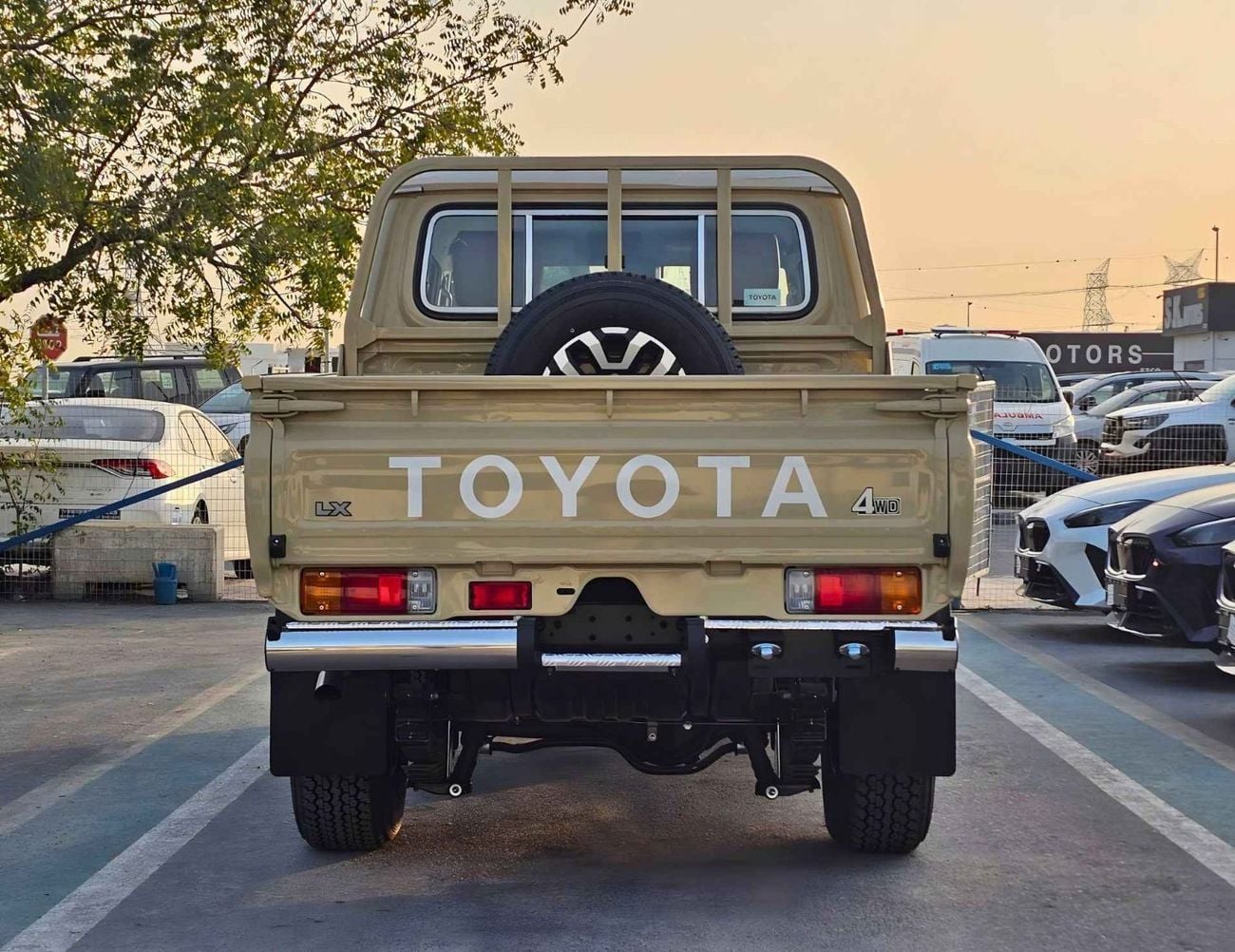Toyota Land Cruiser Pick Up  DOUBLE CABIN / 2.8L V4 DIESEL A/T / DVD CAMERA / WINCH , SNORKEL / DIFF LOCK (CODE # LC