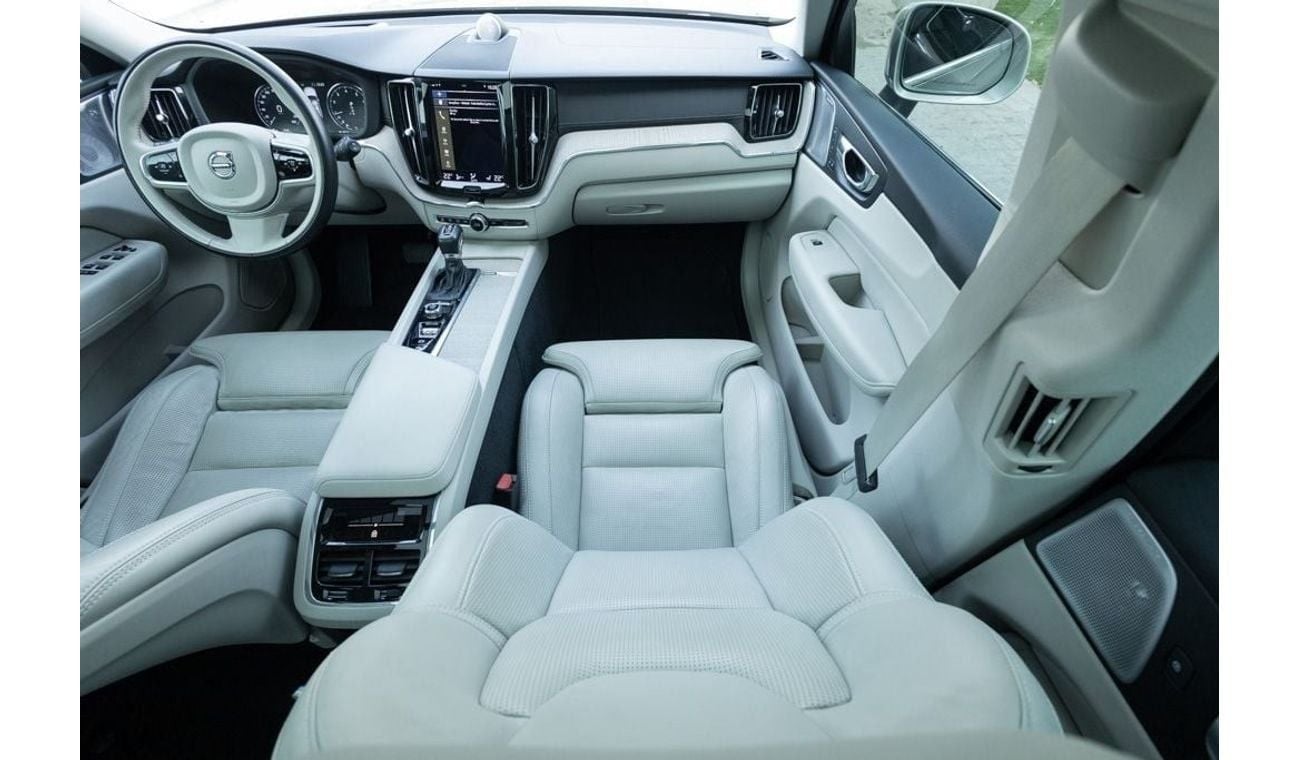 فولفو XC 60 T5 Momentum 2.0L AWD Volvo XC60 T5 2021 GCC under Agency Warranty and Service Contract with Flexible