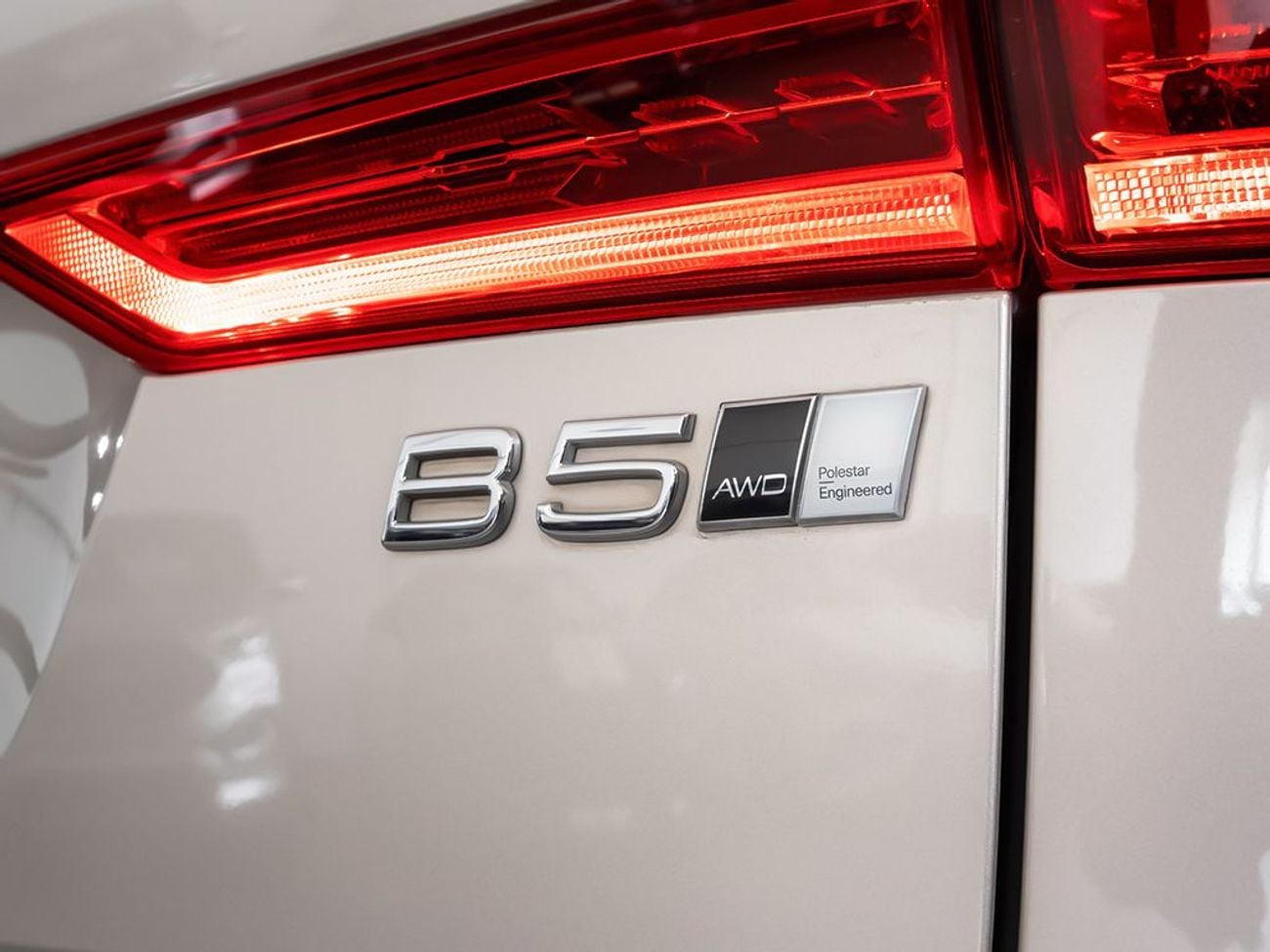 فولفو XC 60 ULTIMATE DARK