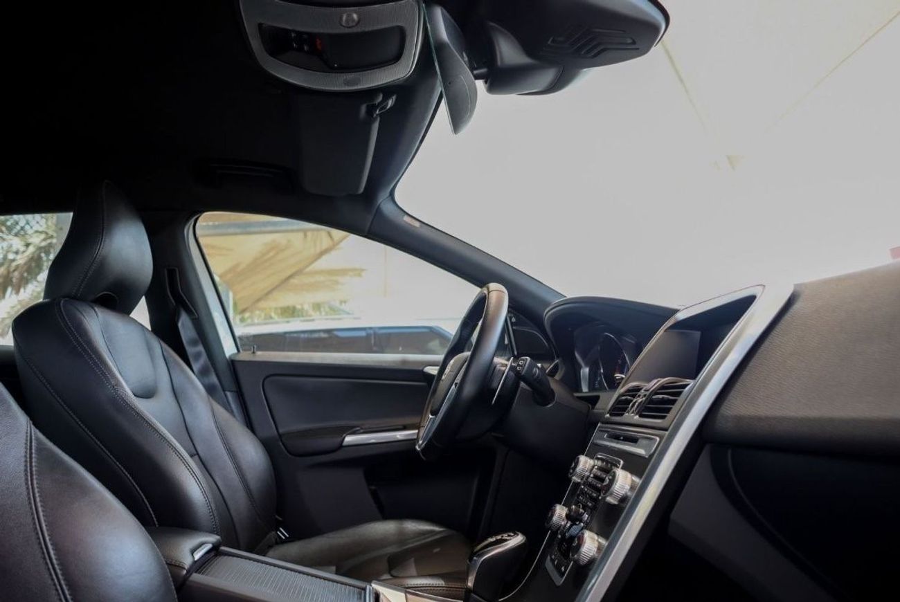 فولفو XC 60 Volvo XC60 2016 GCC under Warranty with Flexible Down-Payment.