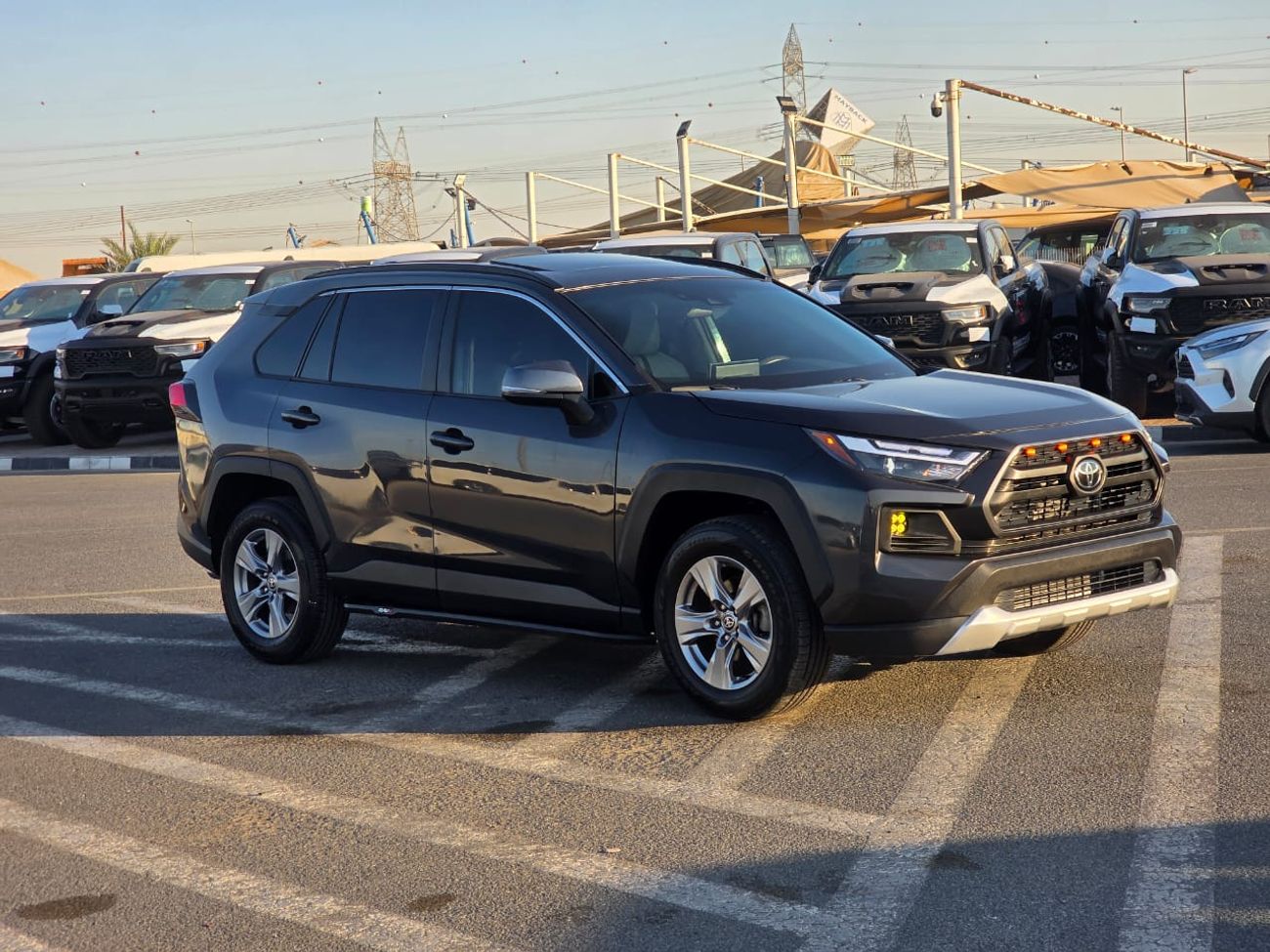 Toyota RAV4 2.5L XLE Full option Sunroof , Push button and Trunk automatic