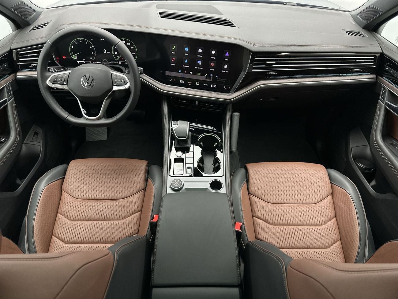 فولكس واجن طوارق | 42,100 AED SAVINGS from New Car | ONLY 3,796 KM | As-New Flagship Luxury | Warranty and Free Servi