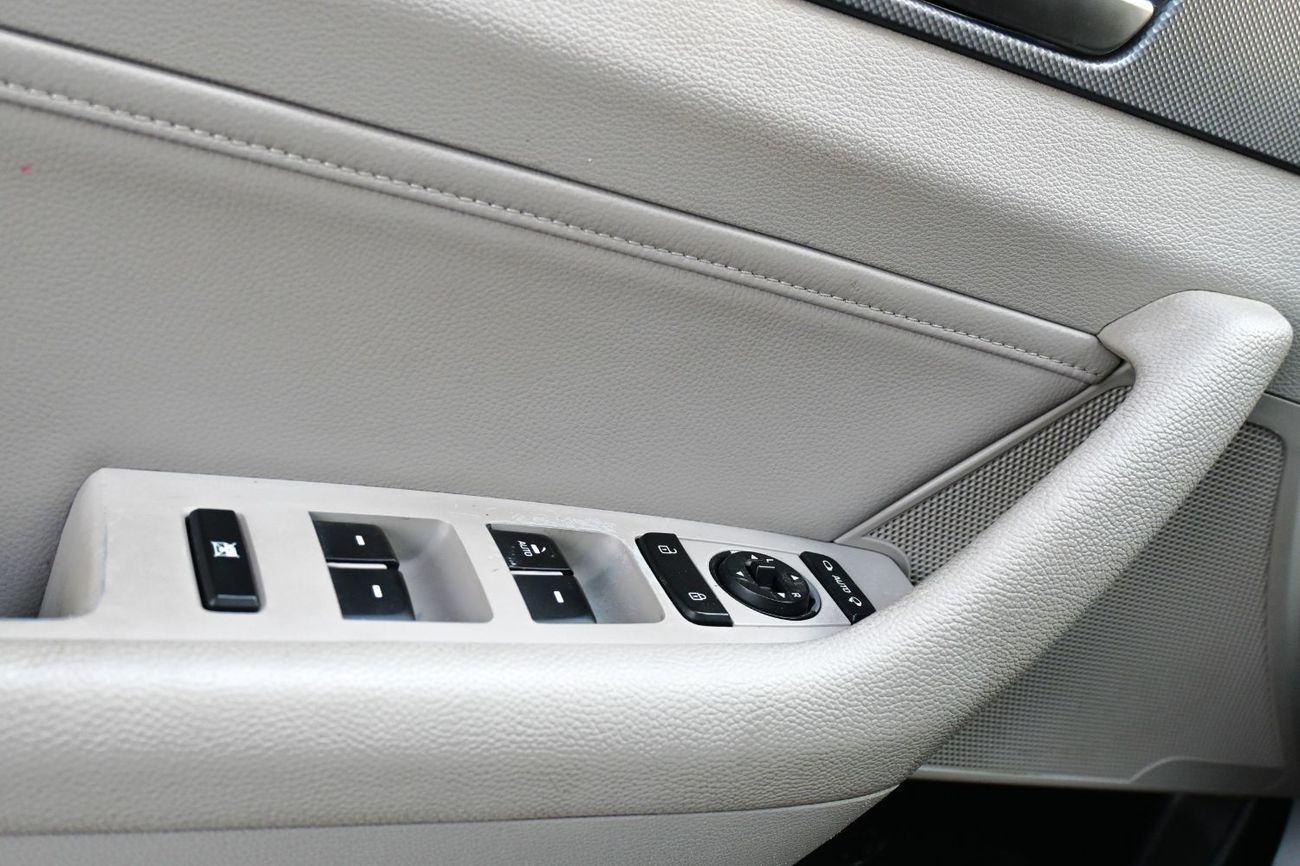 Hyundai Sonata Limited Hyundai Sonata 2019 GCC mid-range in excellent condition, inside and out