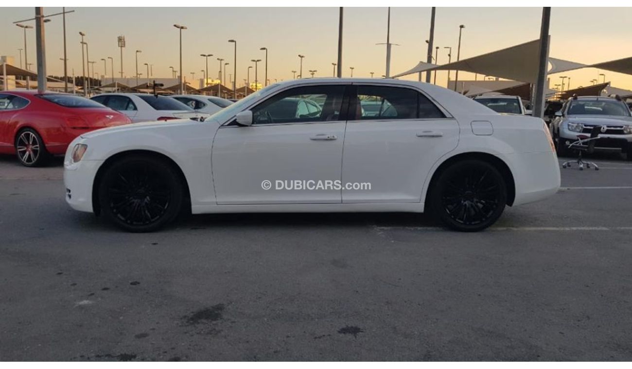 كرايسلر 300s موديل 2013 فل مواصفات كراسي جلد ومثبت سرعه وتحكم كهربي كامل ونظام صوت ممتاز وكاميرا خلفيه ومدخ