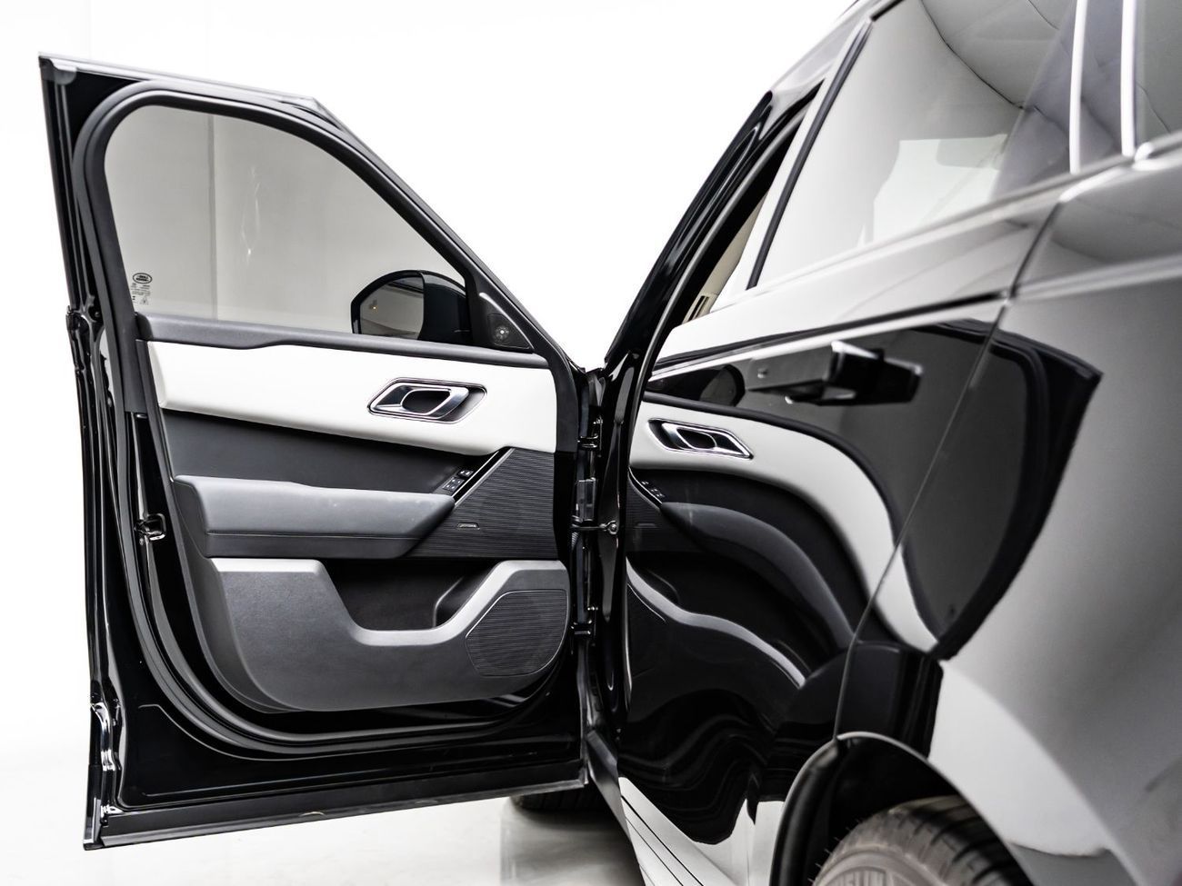 Land Rover Range Rover Velar P250 2.0L (246 HP) 2025 Range Rover Velar Dynamic SE P250, November 2029 Al Tayer Warranty + Service