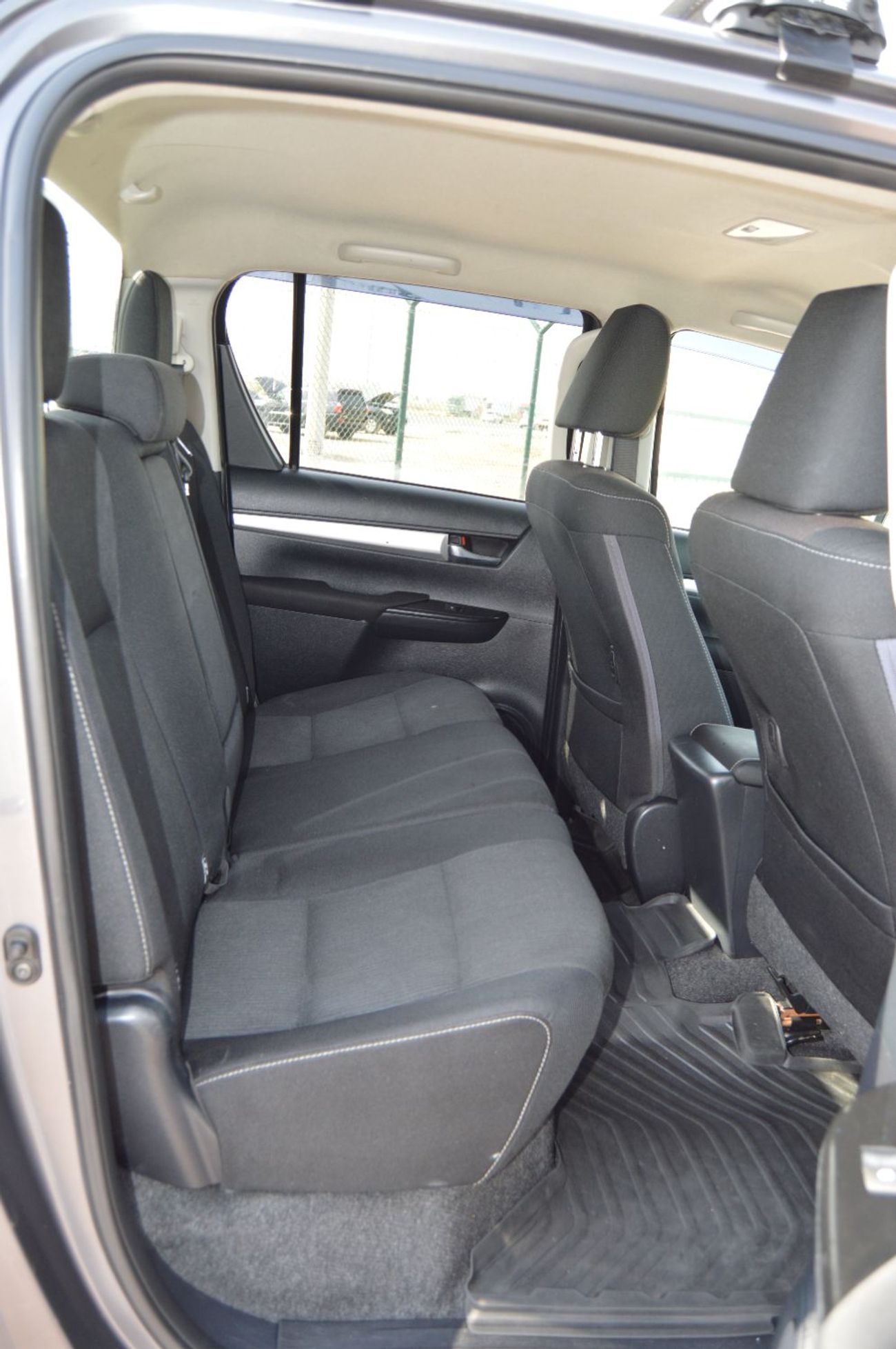 تويوتا هيلوكس Double Cabin  Right Hand Drive Model: *2017* -Push button Start,  Engine: 2.8L/ V4