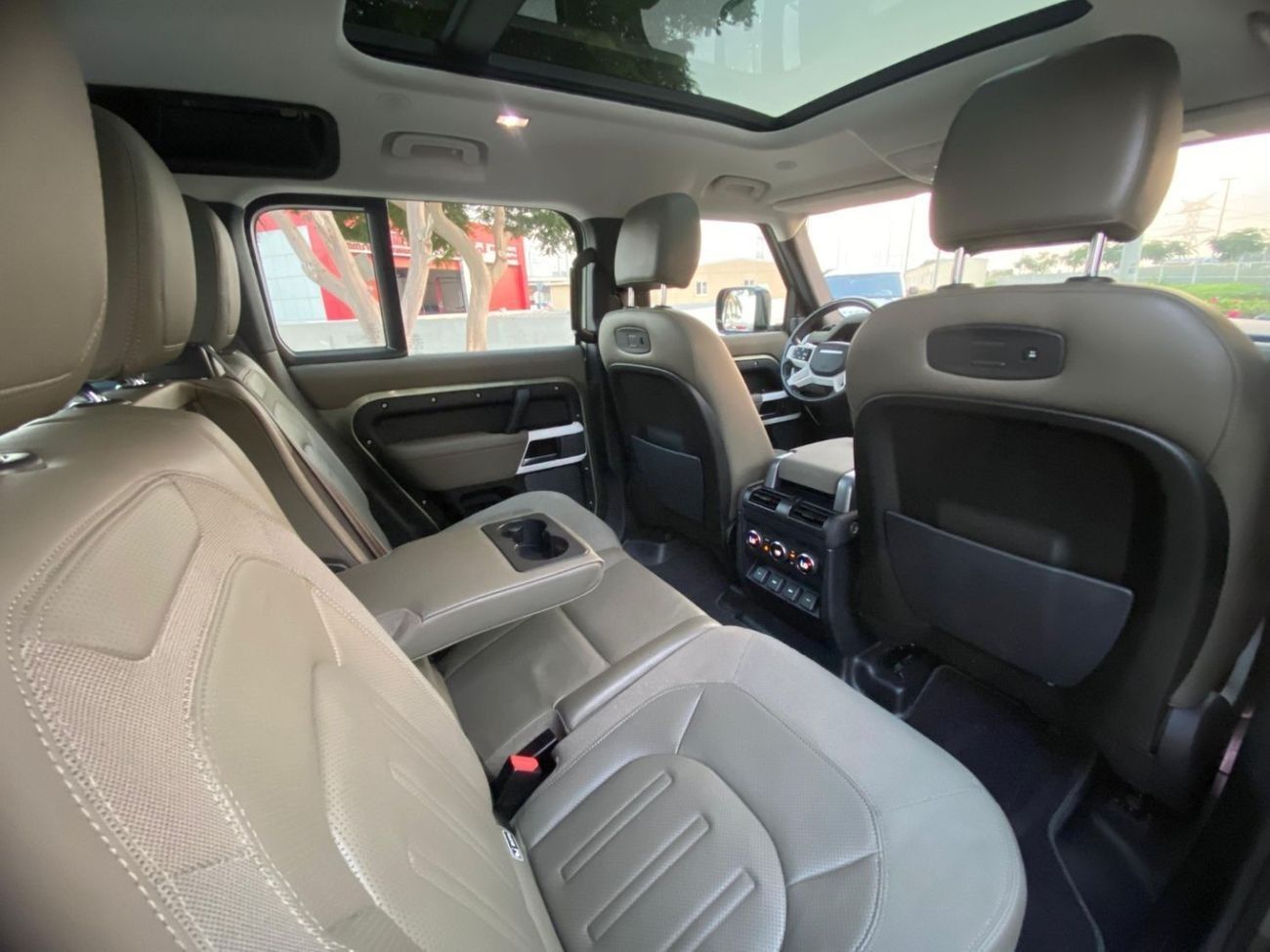 لاند روفر ديفندر 110 HSE P400 3.0L