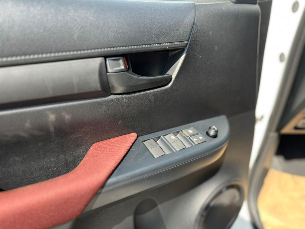 Toyota Hilux DLX EXPORT ONLY - TOYOTA HILUX 2.7L A/T (Red Interior)