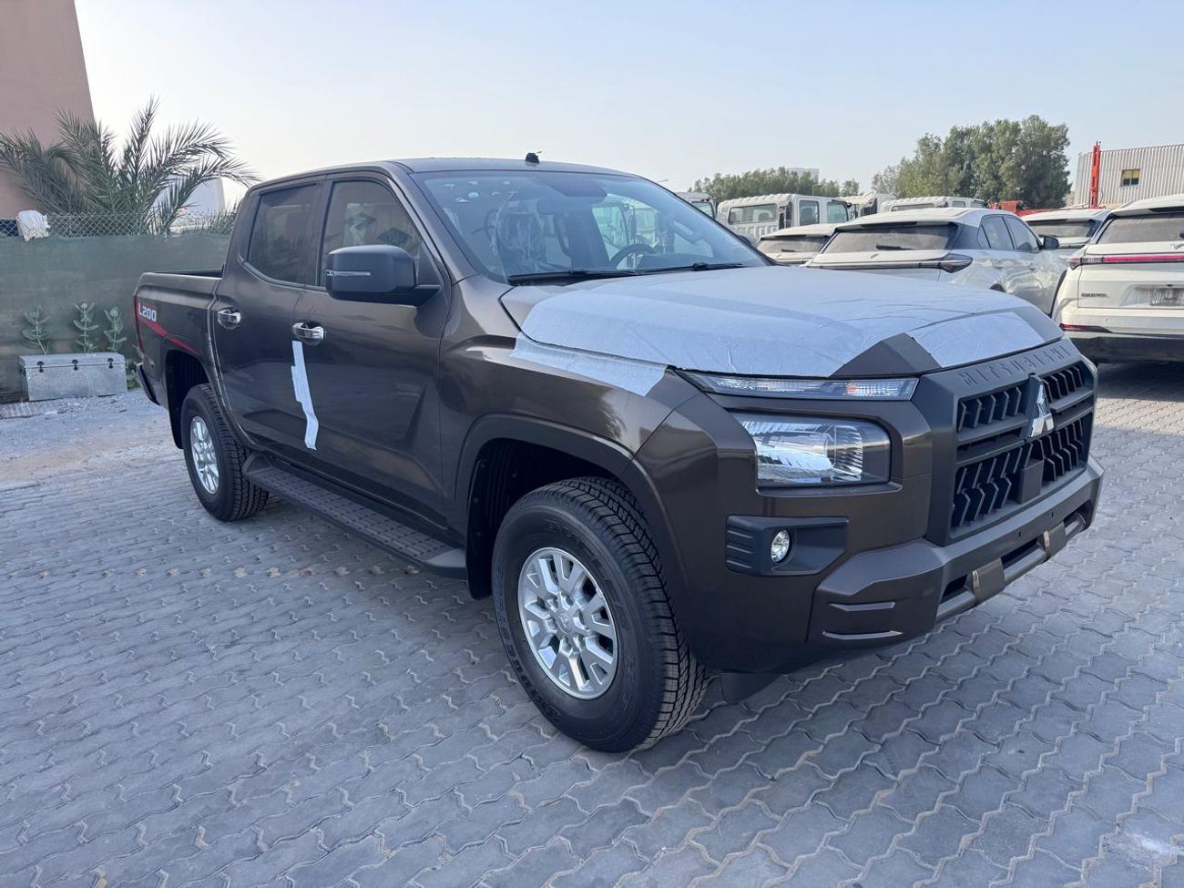 Mitsubishi L200 MITSUBISHI L200 Petrol Double Cabin 4WD 5MT 2.5L GLX_Basic Option_Bronze