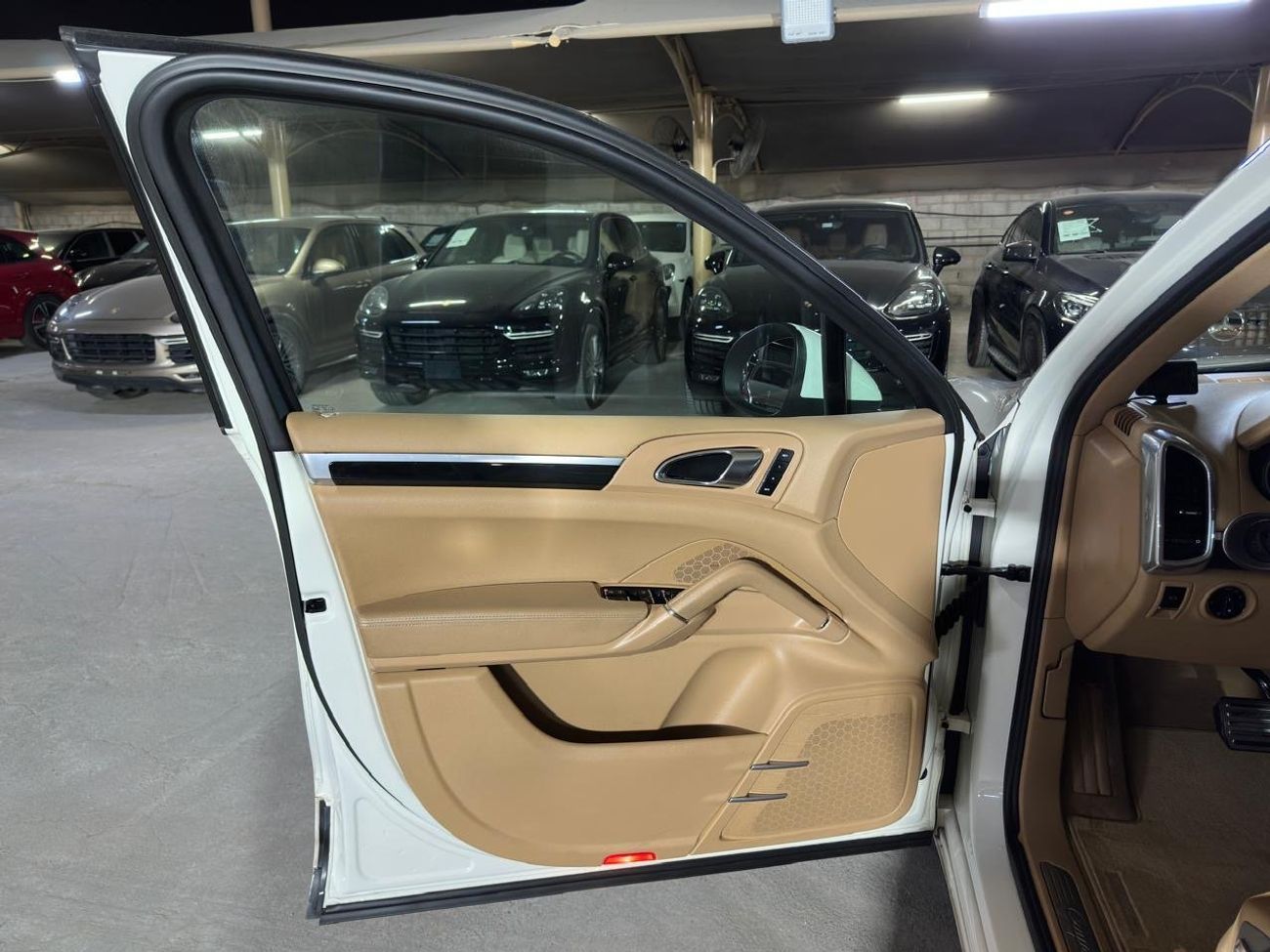 Porsche Cayenne S 4.8L PORSCHE CAYENNE S 2012 | 14-WAY ADAPTIVE SEATS | SUNROOF | PORSCHE SERVICE HISTORY