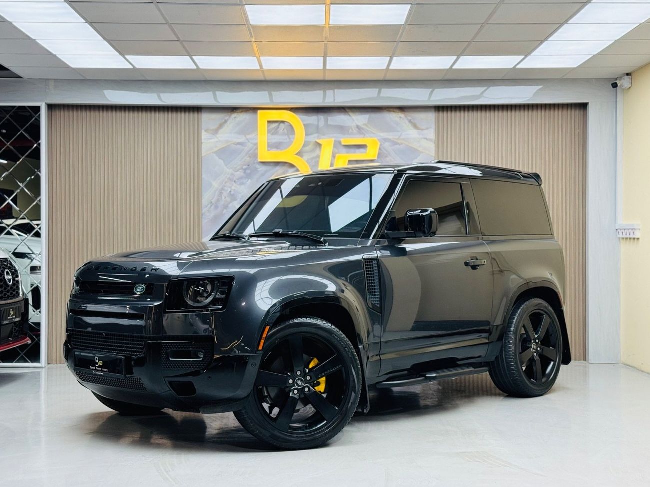 Land Rover Defender P300 90 SE 2.0L (5 Seater)