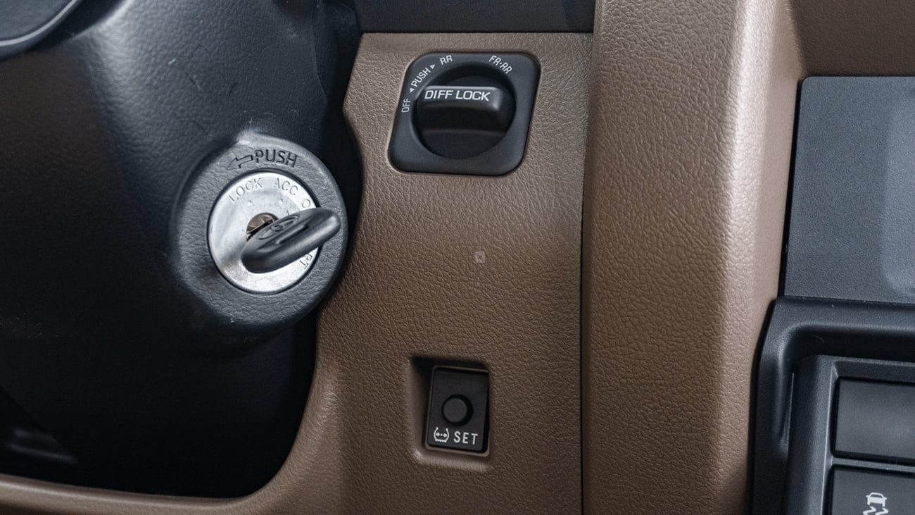 تويوتا لاند كروزر بيك آب ECT0105 - Toyota LC79 Single Cab Pick Up (GRJ79) - 4.0L Petrol Auto Beige 2025