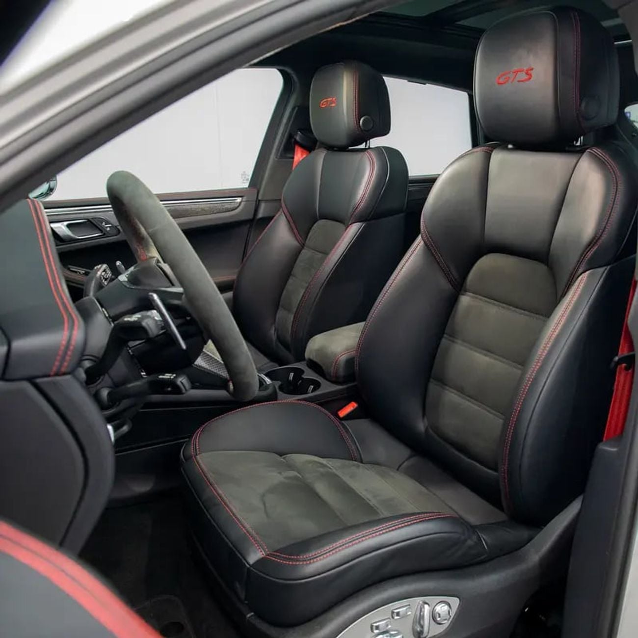Porsche Macan GTS Service History • Huge Specification • GCC Specs