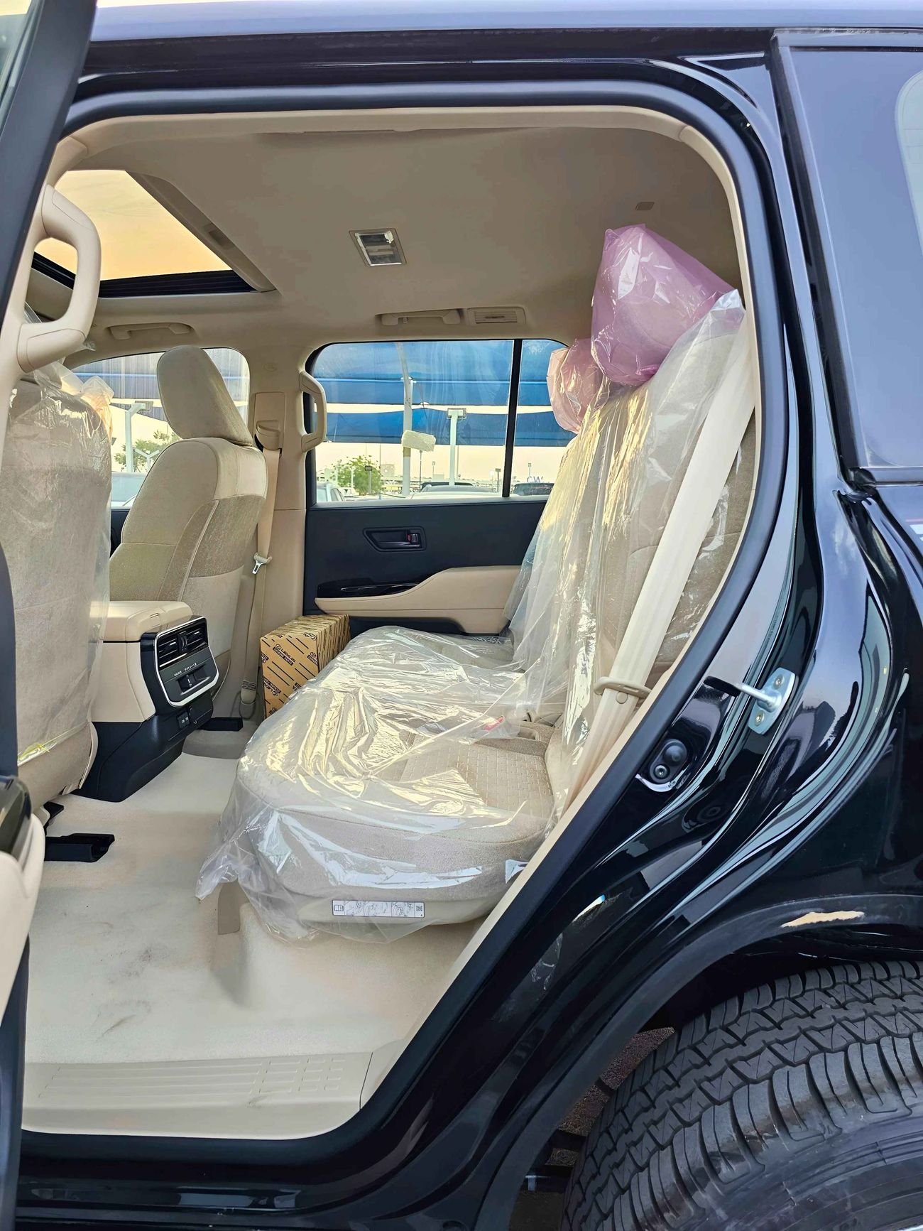 تويوتا لاند كروزر LC300 GXR / 3.3L V6 DIESEL / MID-STD DVD / DRIVER PWR SEAT / SUNROOF (CODE # GXR-G1)