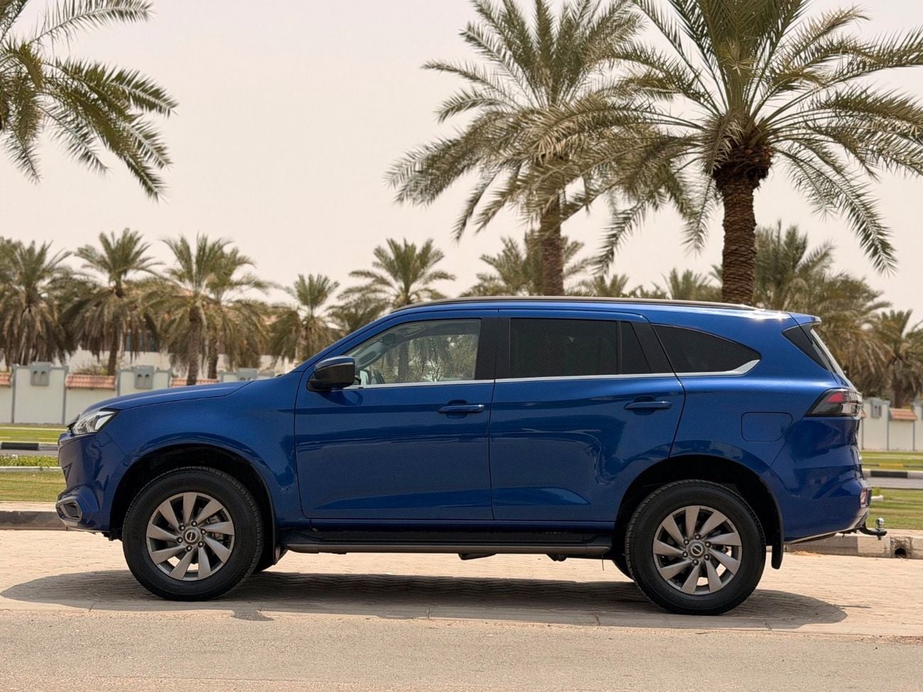 Isuzu MU-X HALF OPTION