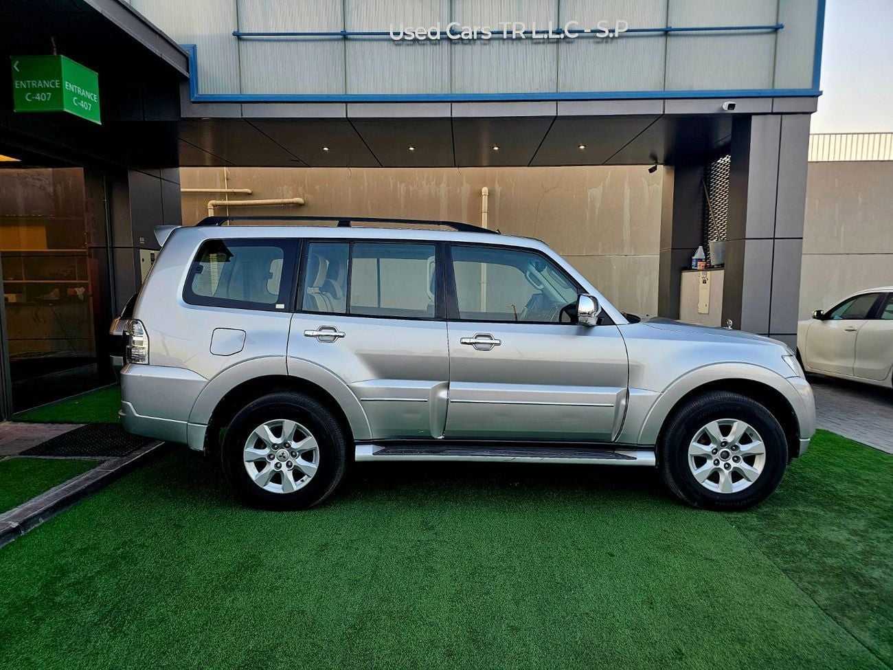 ميتسوبيشي باجيرو GLS / SUNROOF/ LEATHER / ORIGINAL PAINT/ LOW MILEAGE / SINGLE OWNER