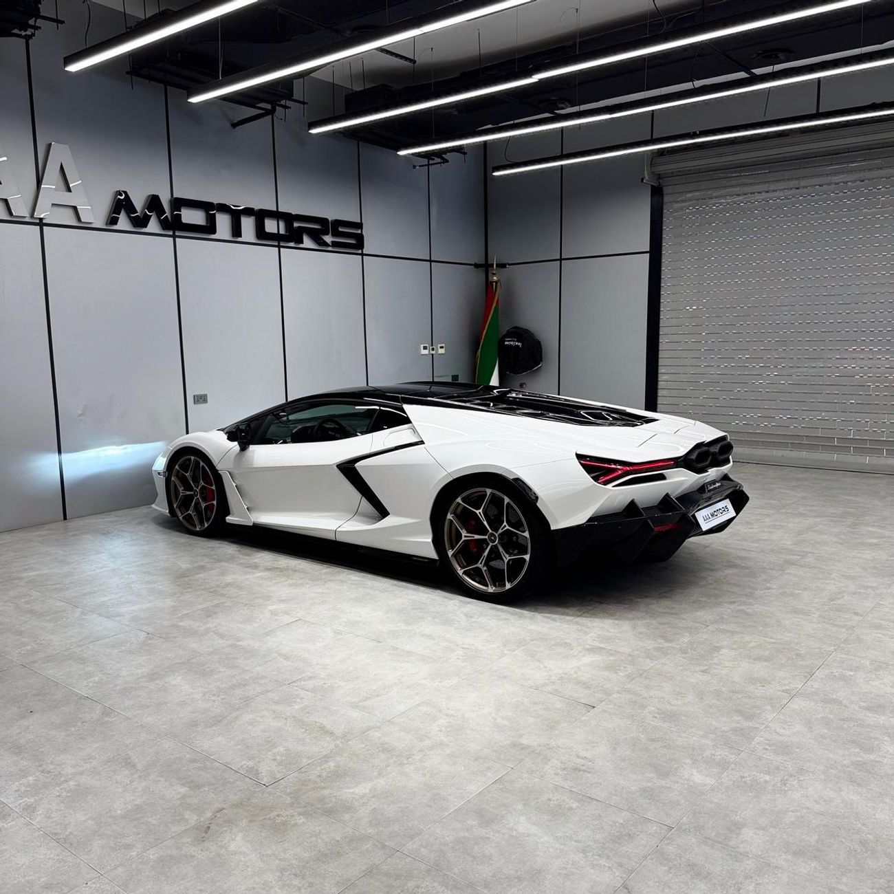 لامبورغيني ريفويلتو 6.5L V12 Hybrid