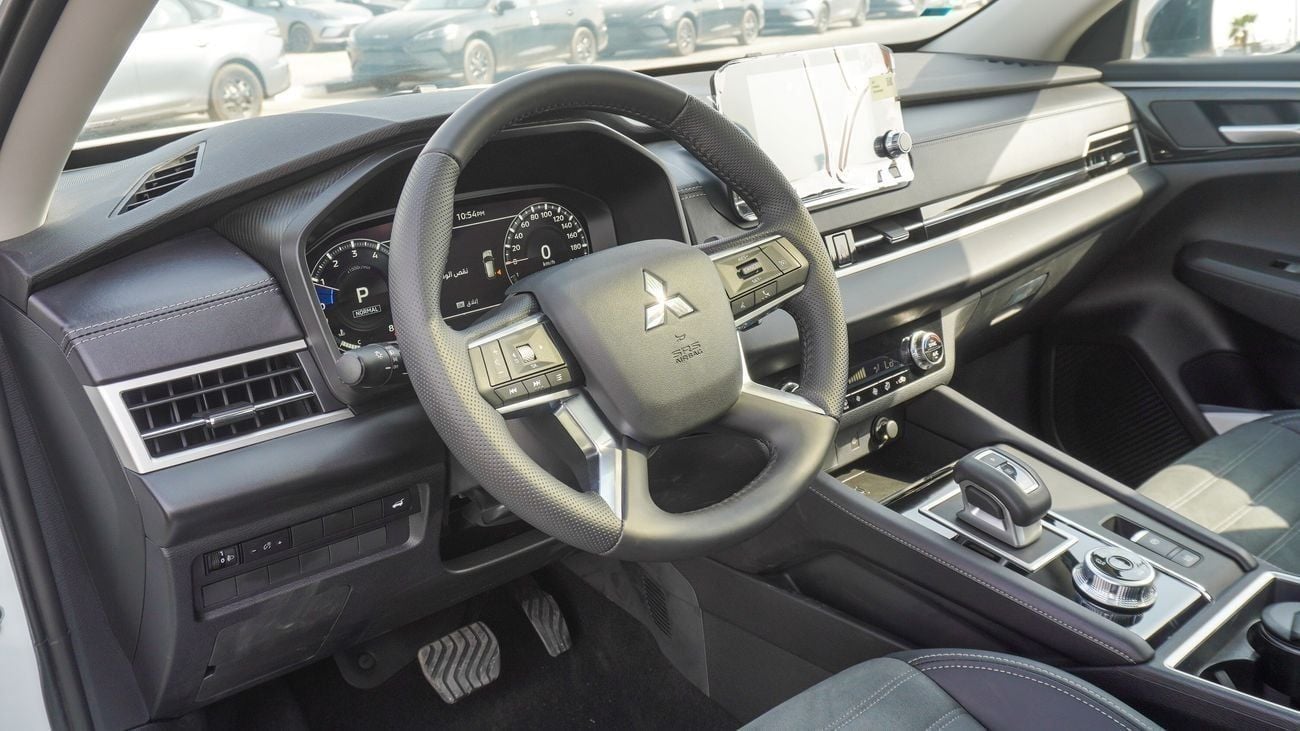 Mitsubishi Outlander Brand New Mitsubishi Outlander HighLine 2025 for Export 2.5L Petrol A/T|White/Black|OUTLANDER-HL-25-