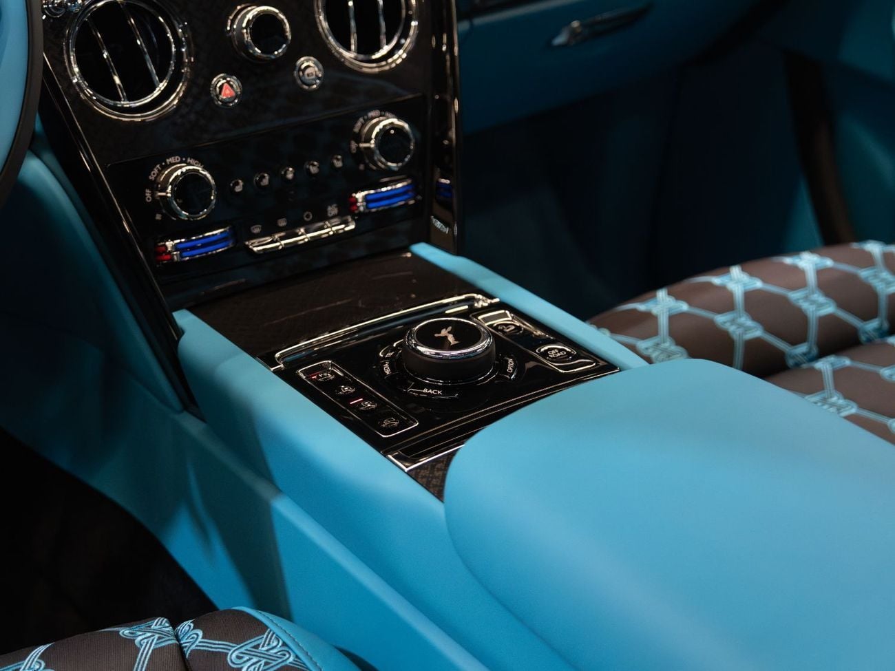 رولز رويس كولينان - BESPOKE TWO-TONE | GUCCI INTERIOR | BRAND NEW | 2025 | BLACK BADGE EDITION | 0 KM | FULL OPTION