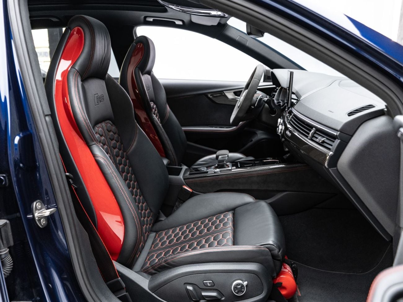 أودي RS4 ستاندارد BUY NOW, PAY 2027 | THE BLACKLINE STANDARD | 2028 Warranty + Service, Low KMs, GCC