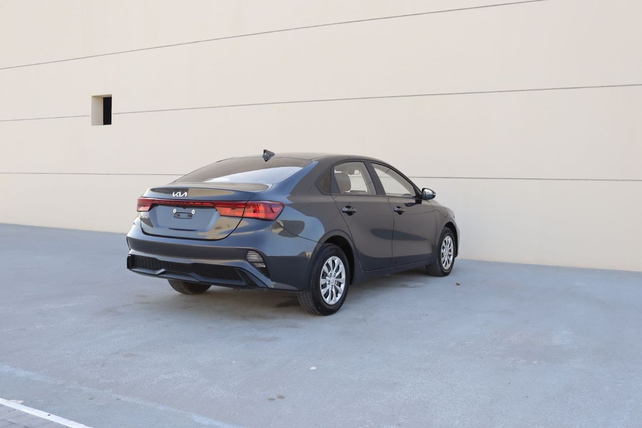 كيا سيراتو LX خالية من الحوادث - خليجي - مكينة 1600 سي سي - بحالة الوكالة من الدال والخارج