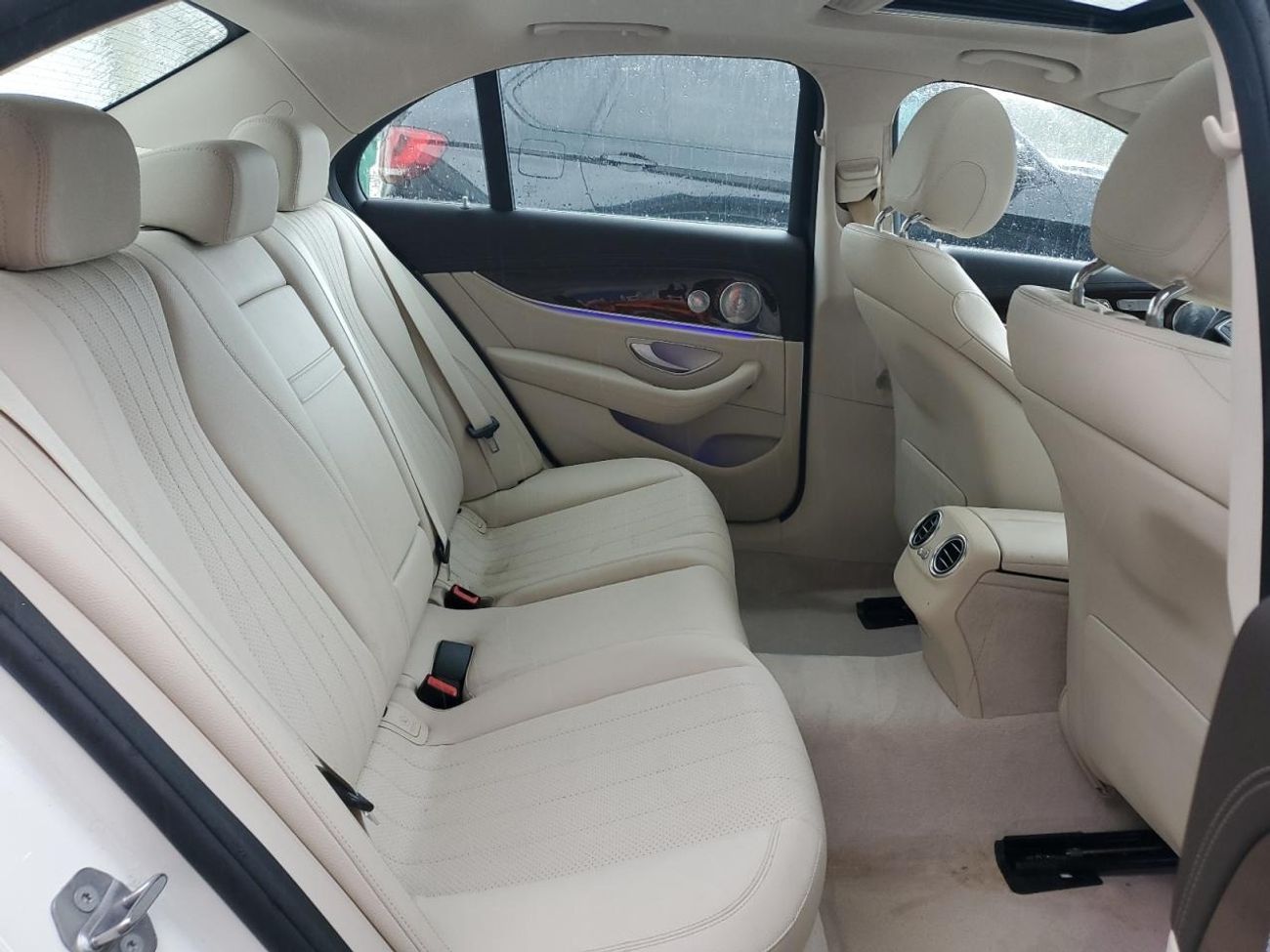 Mercedes-Benz E300 Premium + 2.0L