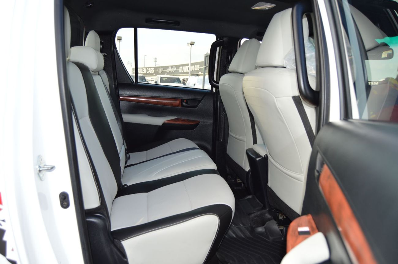 تويوتا هيلوكس Double Cabin  Right Hand Drive Model: *2023* Engine: 2.8L/ V4