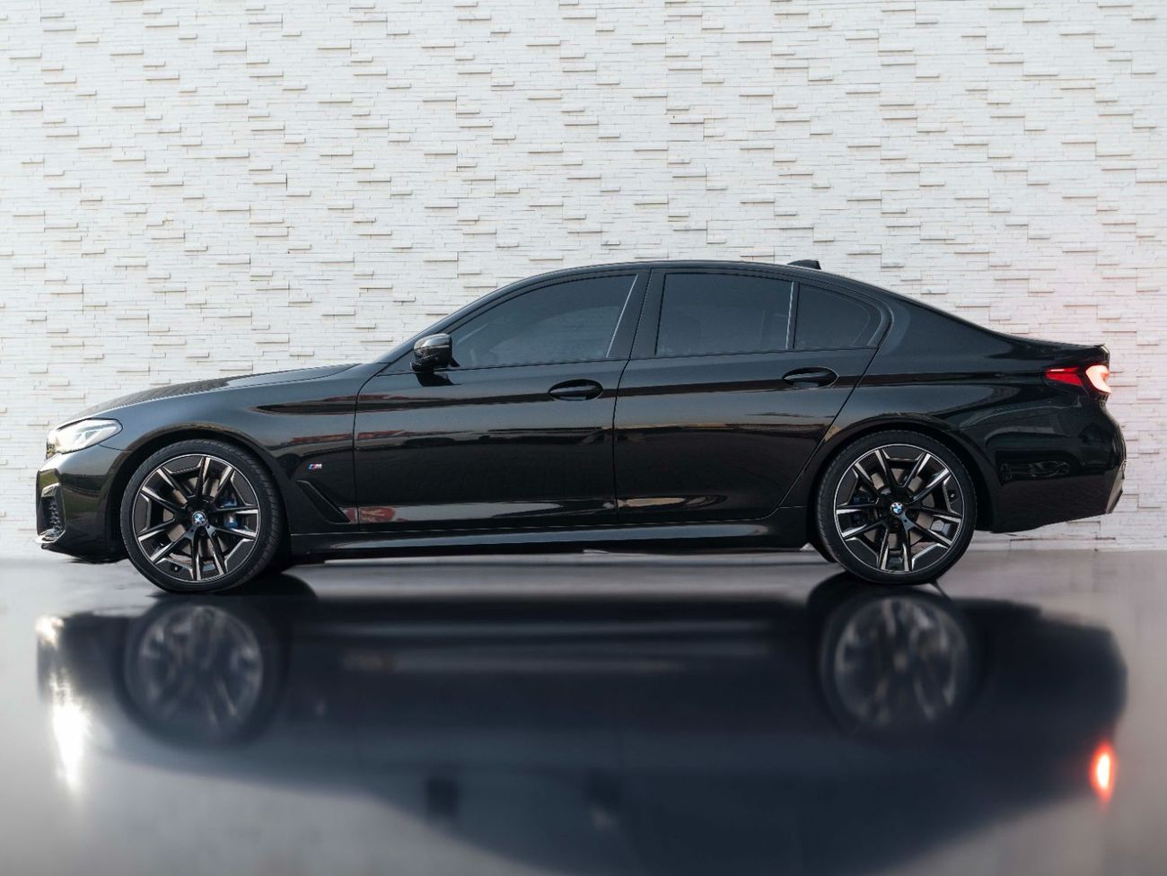 بي أم دبليو 530i Luxury M Sport Package 2.0L