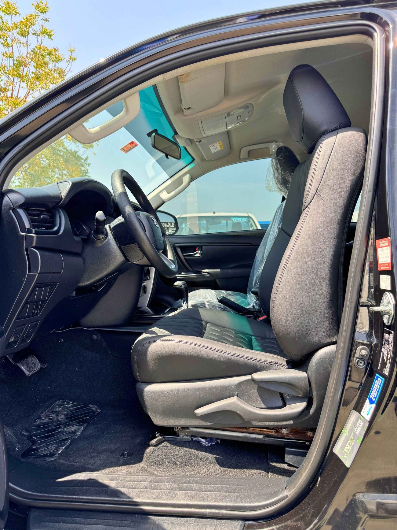 تويوتا فورتونر EXR/ V4 4WD/ LOW MILEAGE/  LEATHER / GCC / EXPORT ONLY / LOT#28398