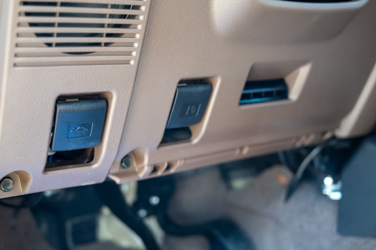 Toyota Land Cruiser 70 LC 76 2.8L | Diesel | 4 Cylinder | 6 Speed Automatic | 5 Door | 5 Seats