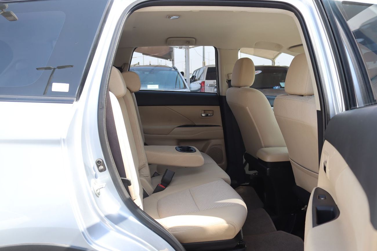 ميتسوبيشي آوتلاندر ميتسوبيشى آوتلاندر 2016-7 مقاعد -  خليجى بحاله ممتازه ممشى 155000 كم بمحرك  2.4L بسعر 30000 درهم