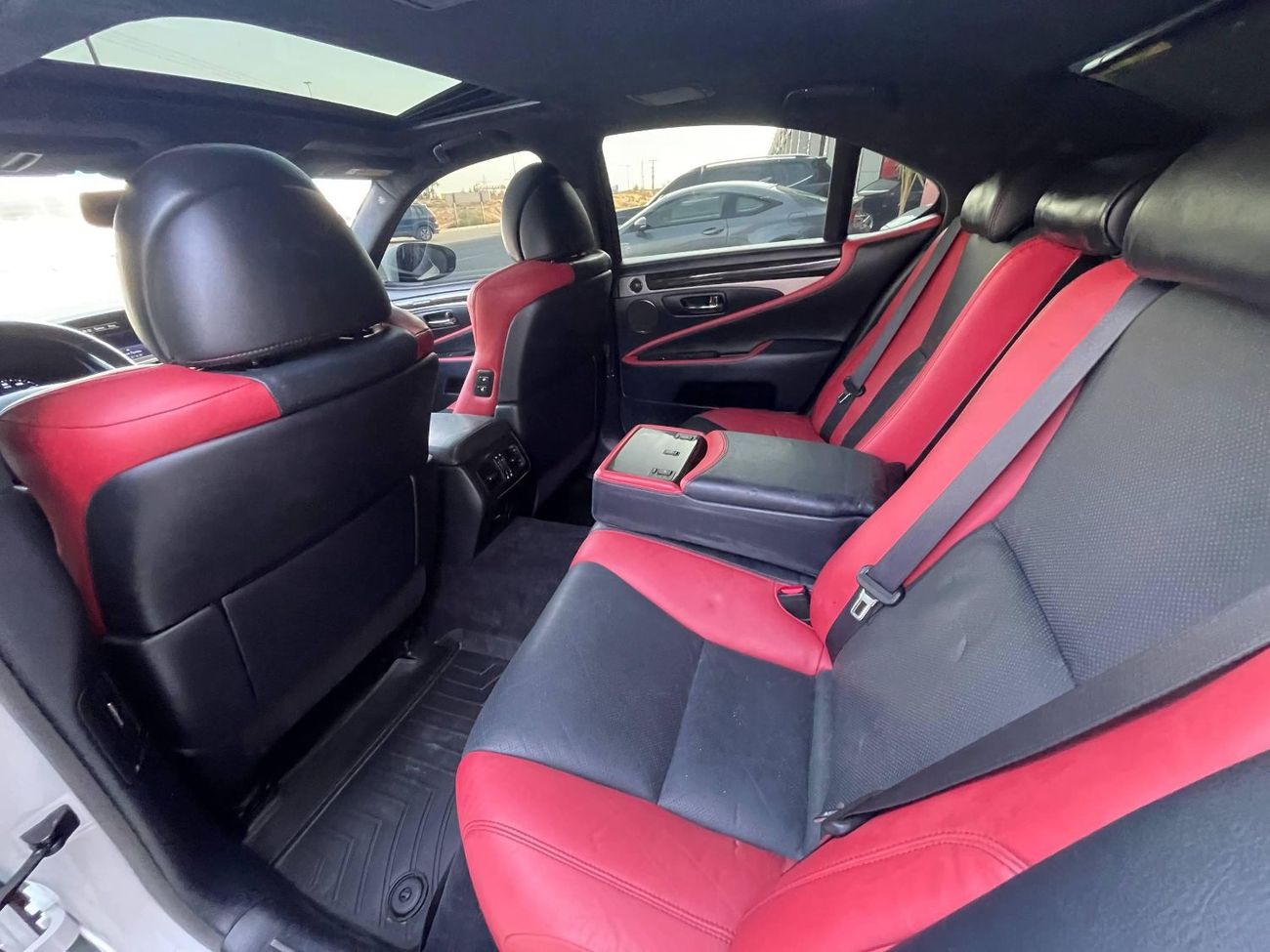 لكزس LS 460 محرك V8 سعة 4.6 لتر / F-SPORT / ممشى قليل / جنوط مقاس 19 بوصة / نقطة عمياء / مقاعد كبيرة / بحالة ممت