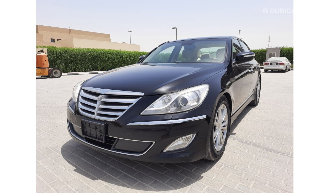 Hyundai Genesis Std Hyundai Genesis 2013 GCC Very celen car