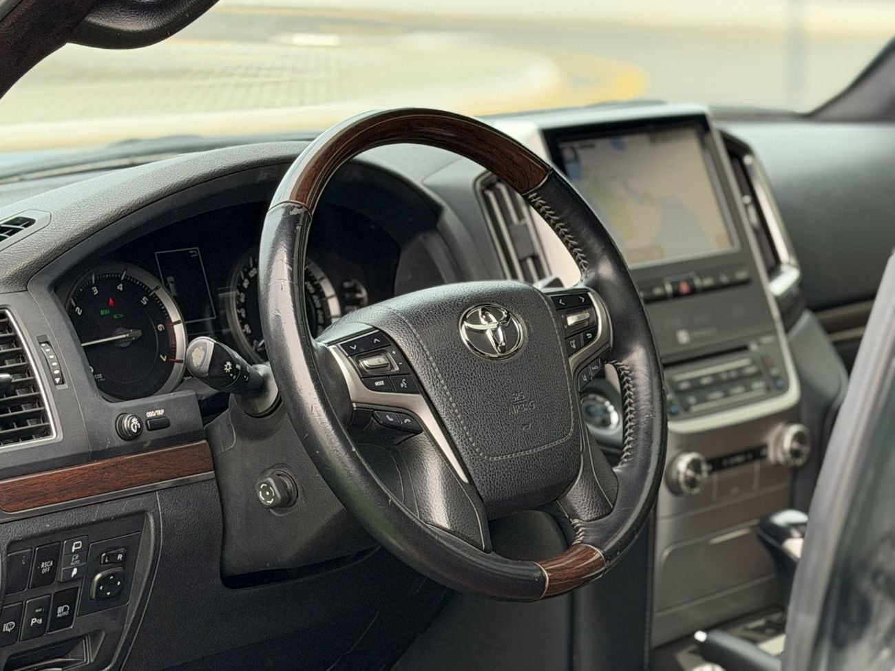 تويوتا لاند كروزر VXR+ 5.7L