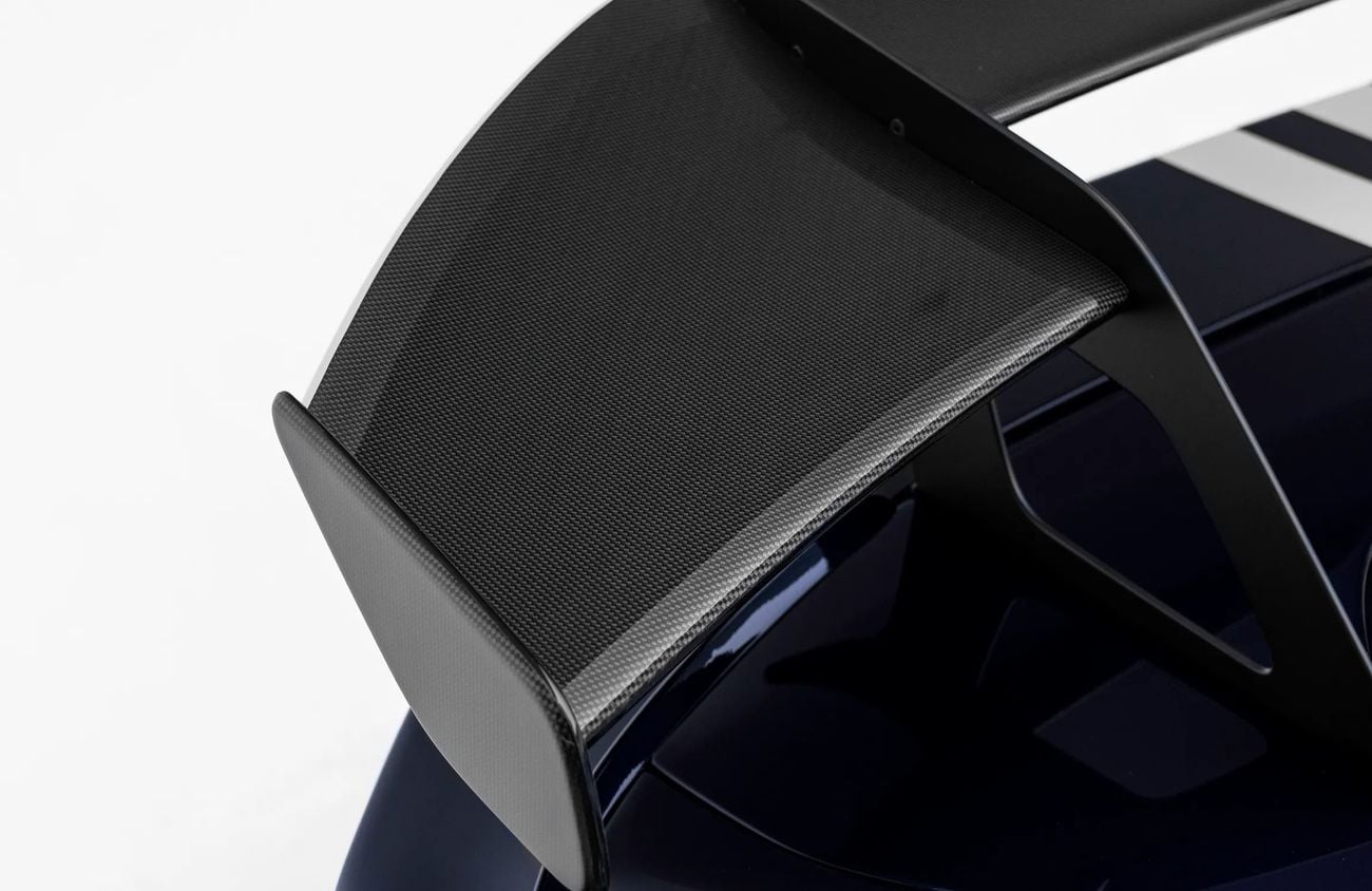 فيراري SF90 سبيدر 4.0L Twin-Turbocharged V8 + 3 Electric Motors