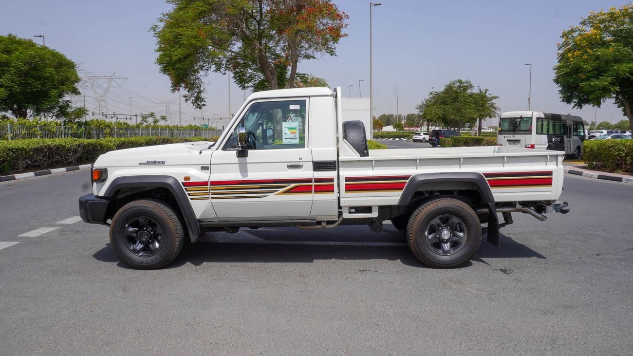 تويوتا لاند كروزر بيك آب LX 4.0 L V6