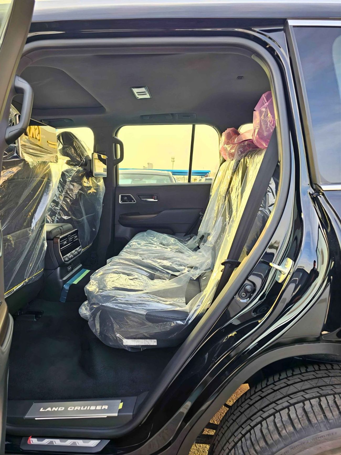 تويوتا لاند كروزر VX HYBRID / 3.5L V6 PETROL / RADAR / BIG DVD / JBL SPKRS / COOL BOX / LETAHER WITH MEMORY SEATS (COD