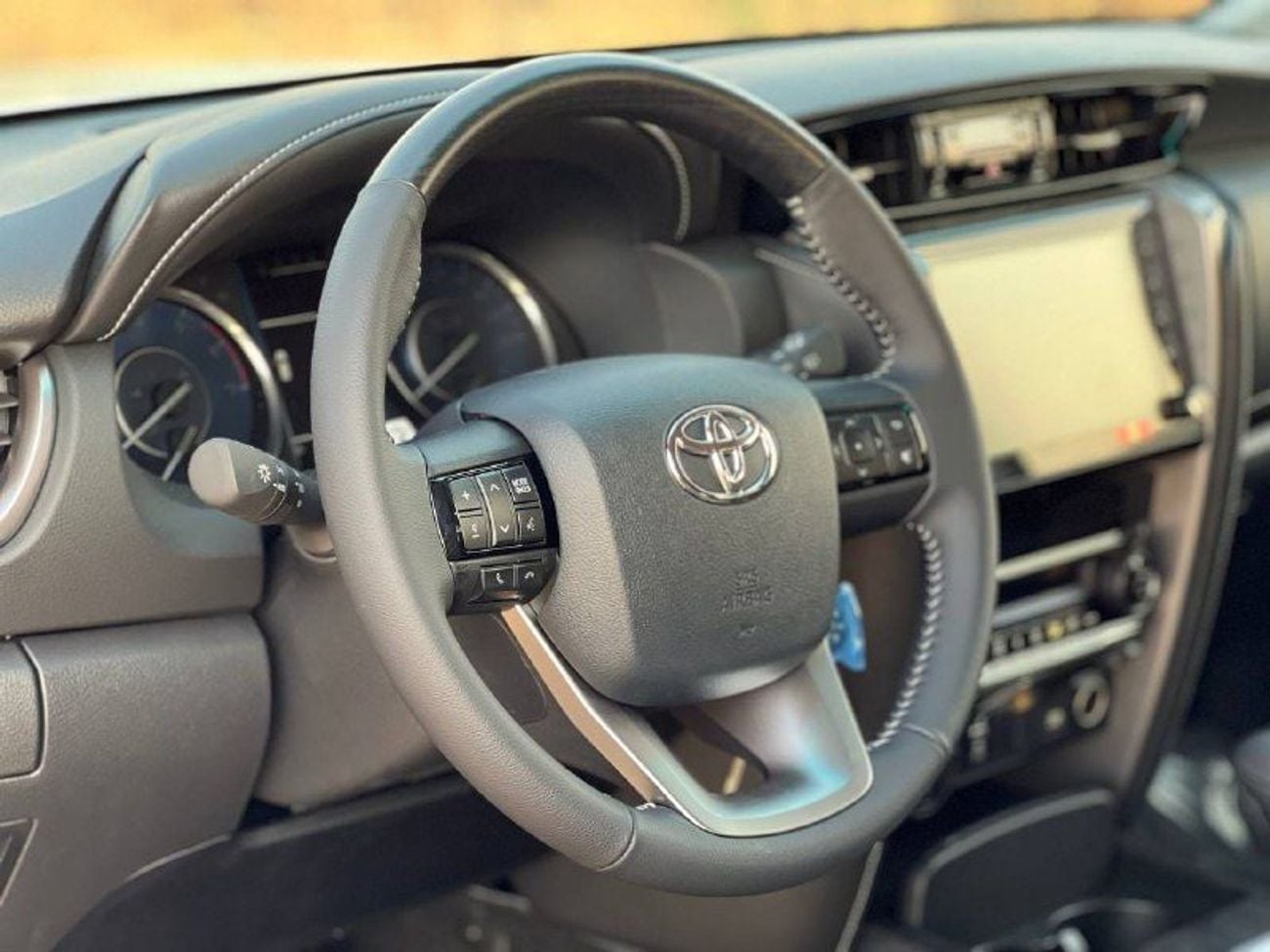 Toyota Fortuner VXR VX 4.0L PTR A/T // 2025 // MID OPTION WITH DVD&BACK CAMERA , CRUISE CONTROL // SPECIAL OFFER //